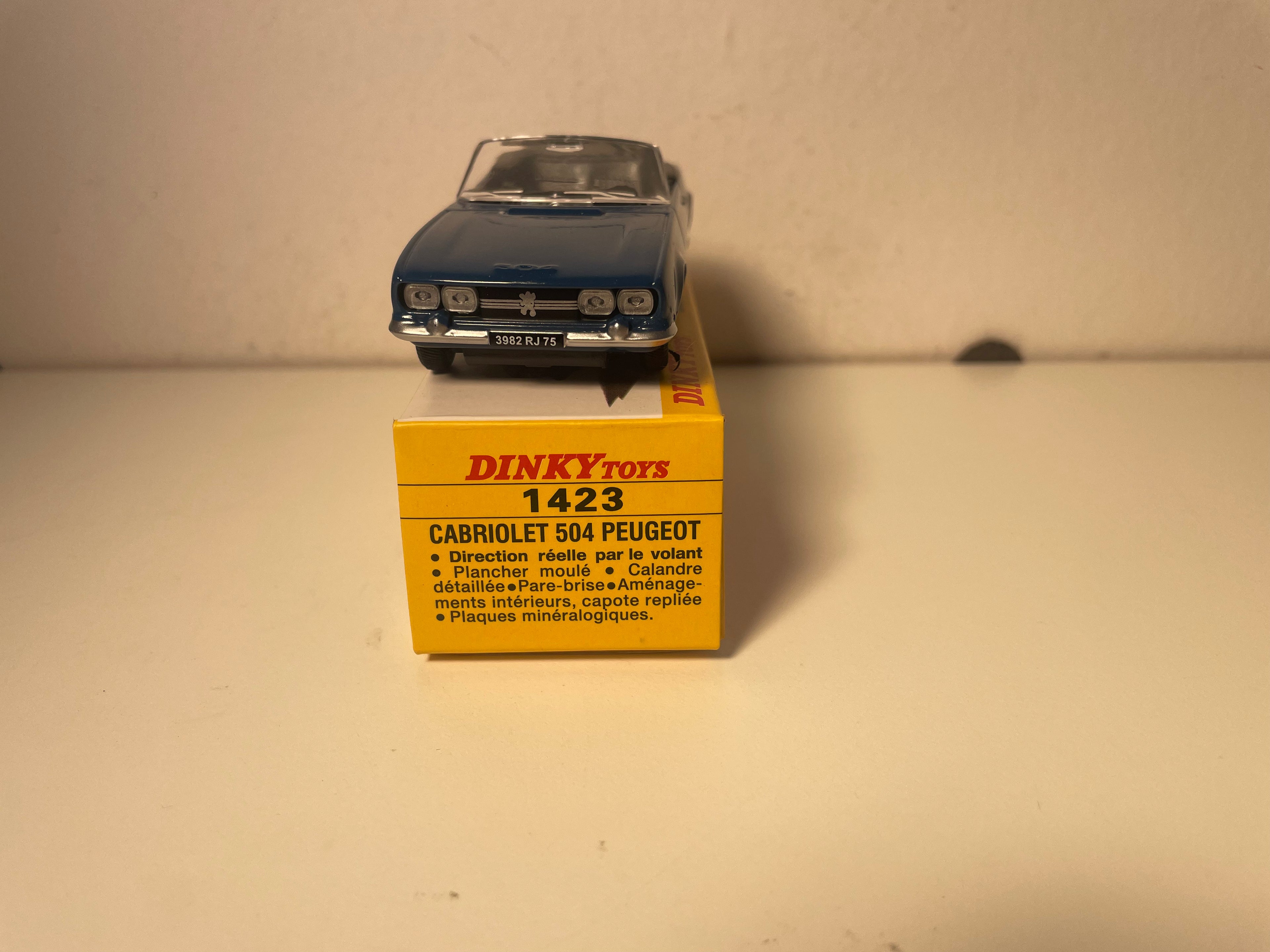 Peugeot 504 cabriolet w kolorze ciemnoniebieskim Dinky-Toys (edycje Atlas) - Nr 1423