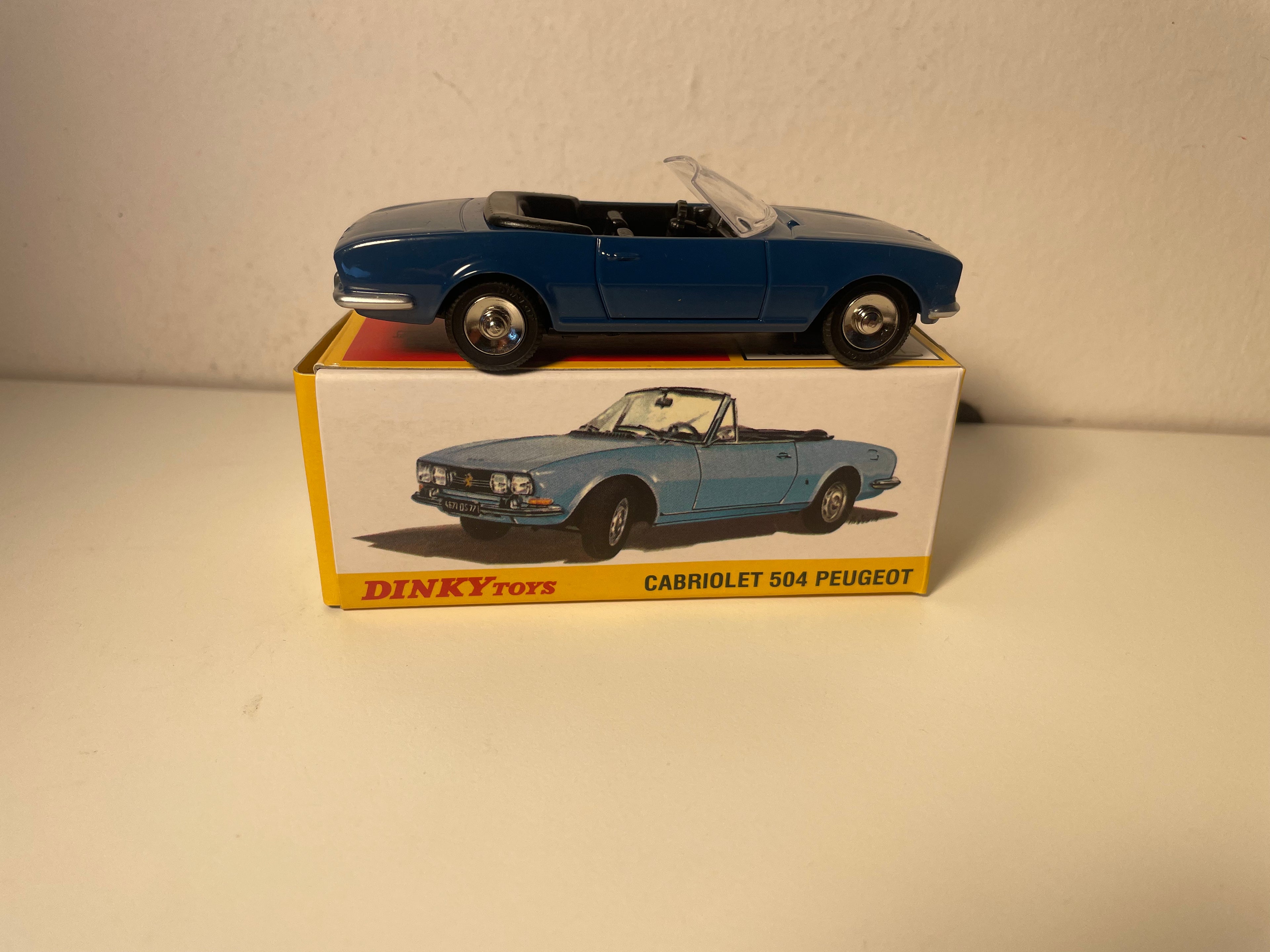 Peugeot 504 cabriolet w kolorze ciemnoniebieskim Dinky-Toys (edycje Atlas) - Nr 1423