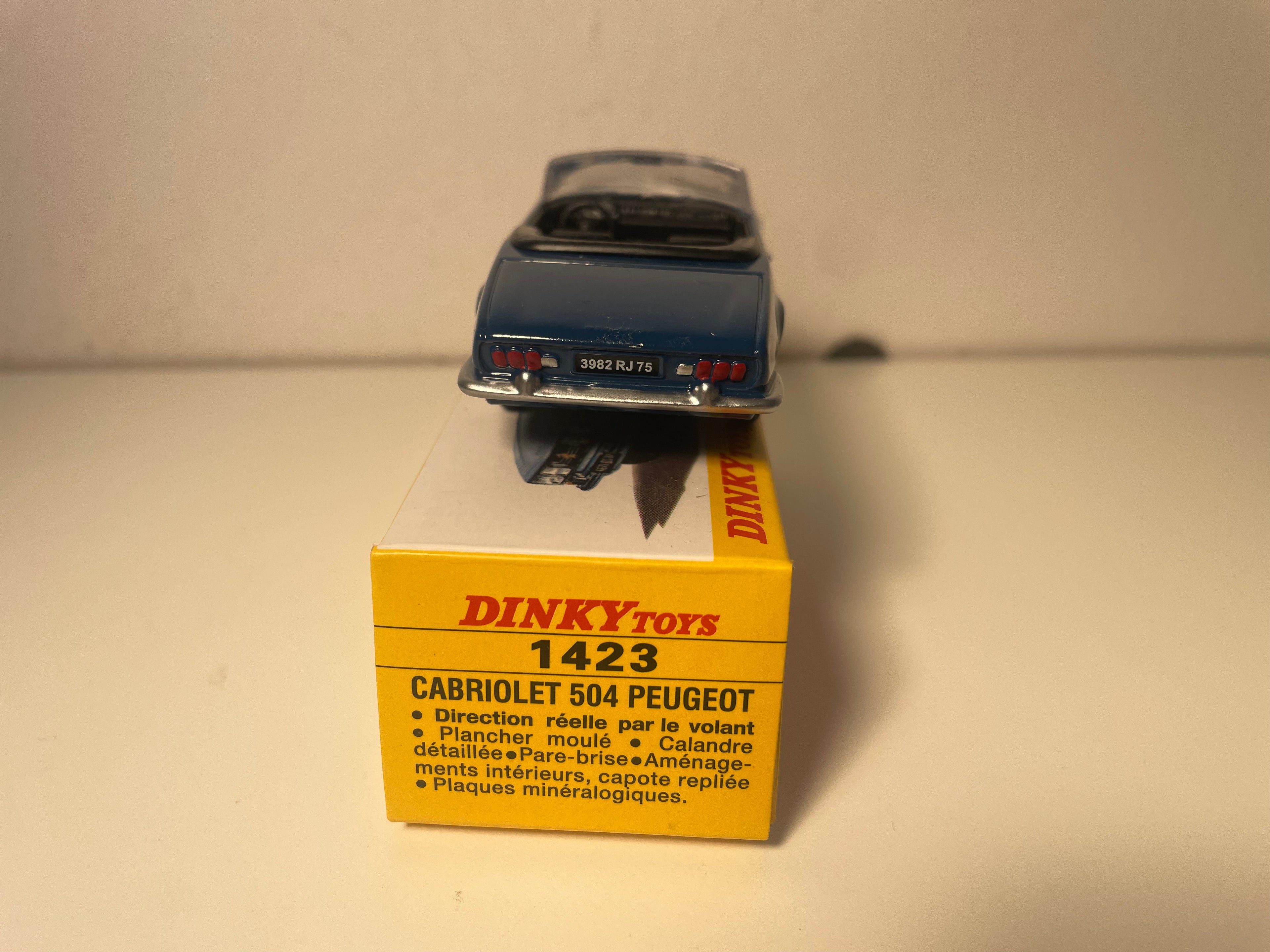 Peugeot 504 cabriolet w kolorze ciemnoniebieskim Dinky-Toys (edycje Atlas) - Nr 1423