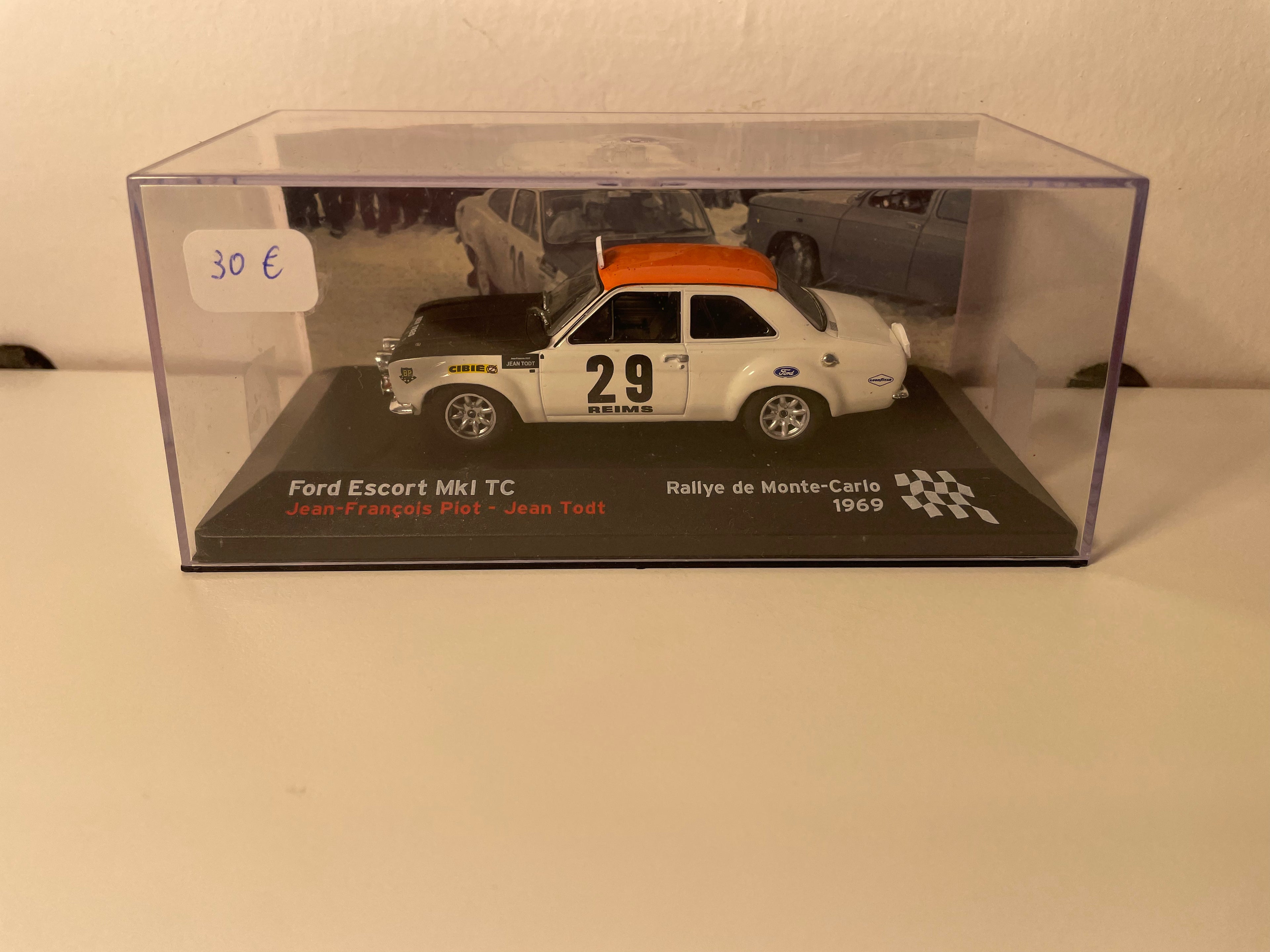 Ford Escort MK1 TC weiß, schwarz und orange Nummer 29 - Monte Carlo Rallye 1969