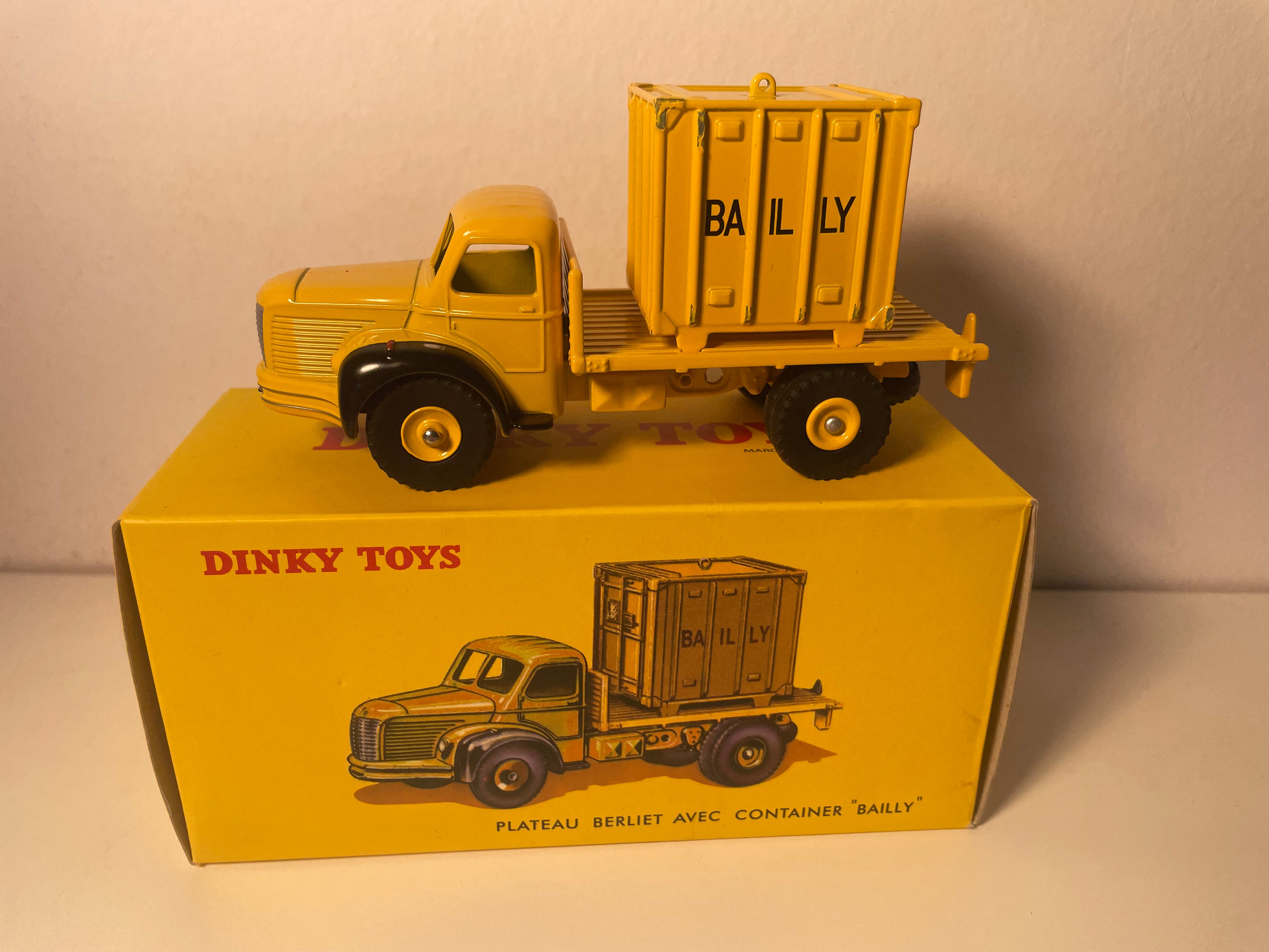 Camion piattaforma Berliet giallo con container "Bailly" Dinky-Toys (edizioni Atlas) - N°581 N