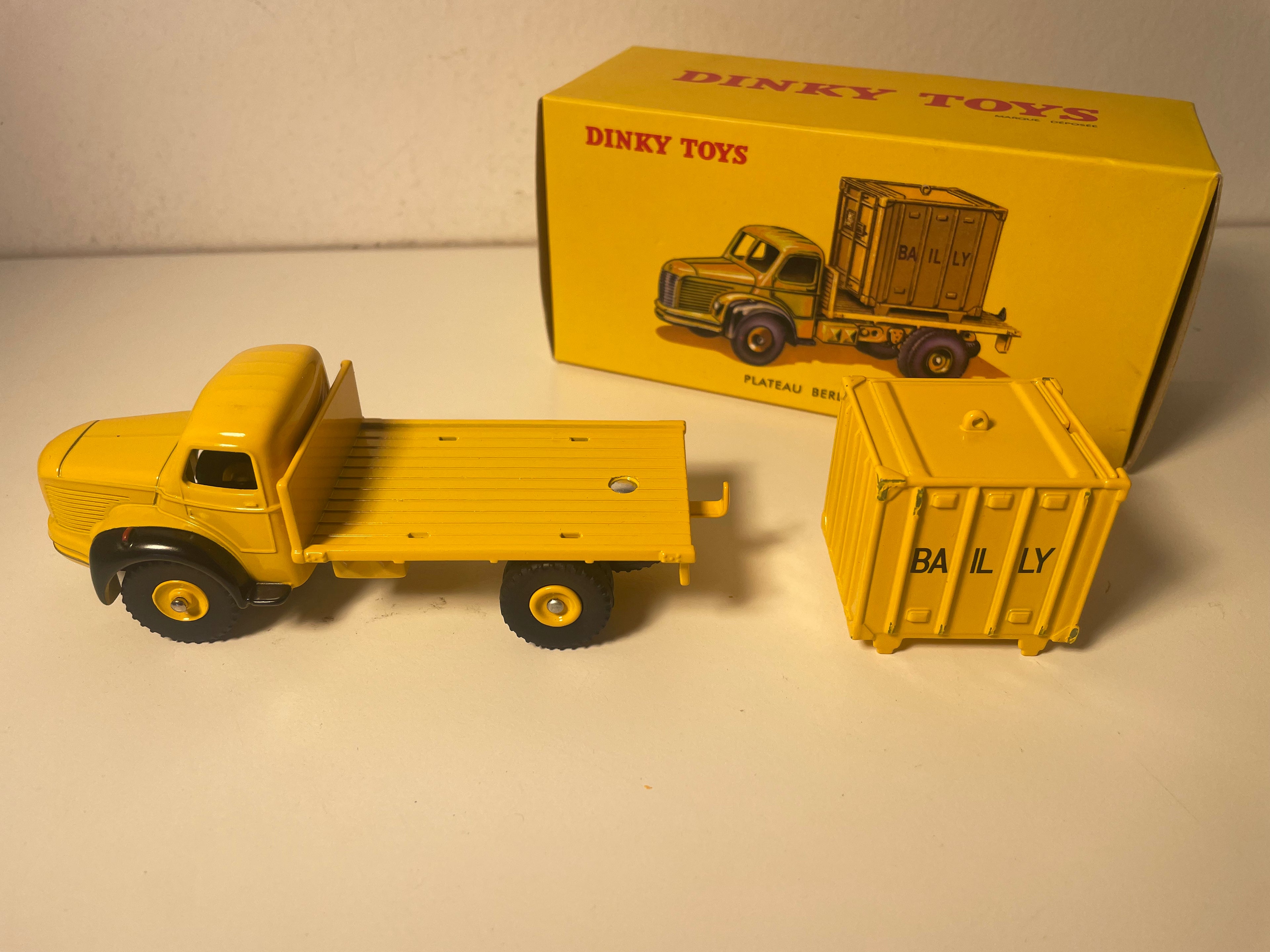 Camion piattaforma Berliet giallo con container "Bailly" Dinky-Toys (edizioni Atlas) - N°581 N