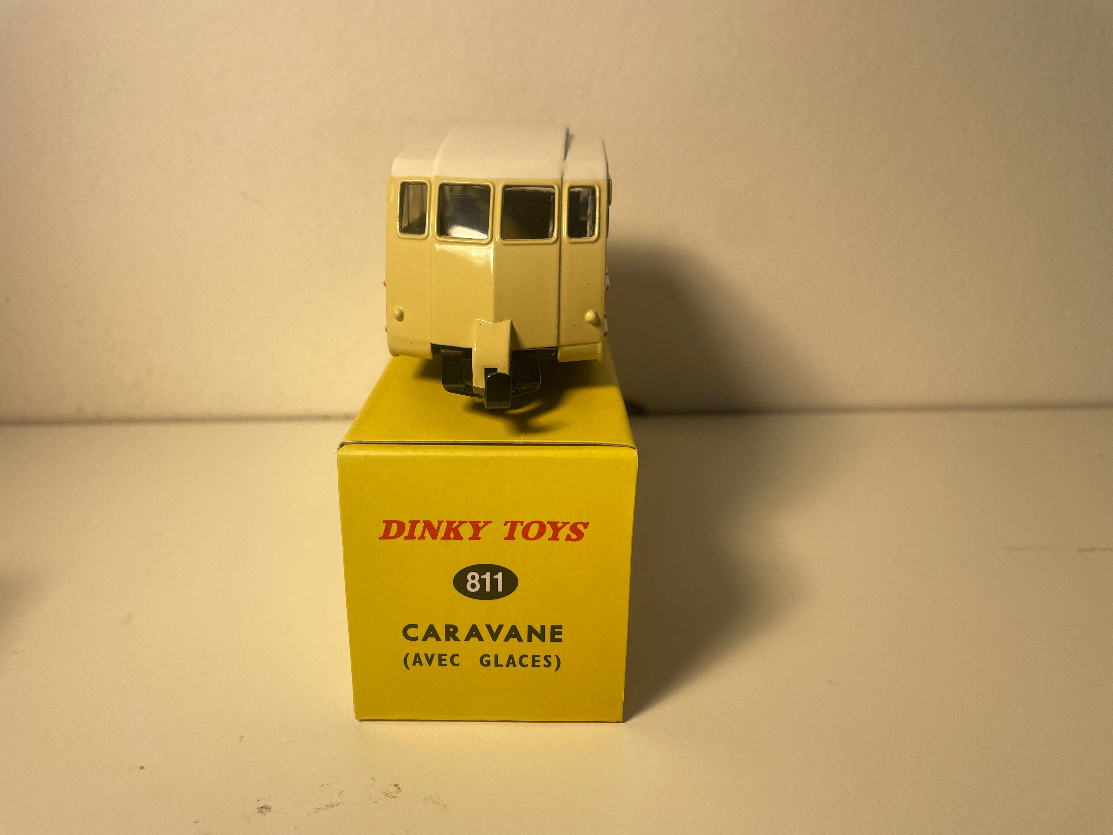Caravane marron et toit blanc Dinky-Toys (éditions Atlas) - N°811