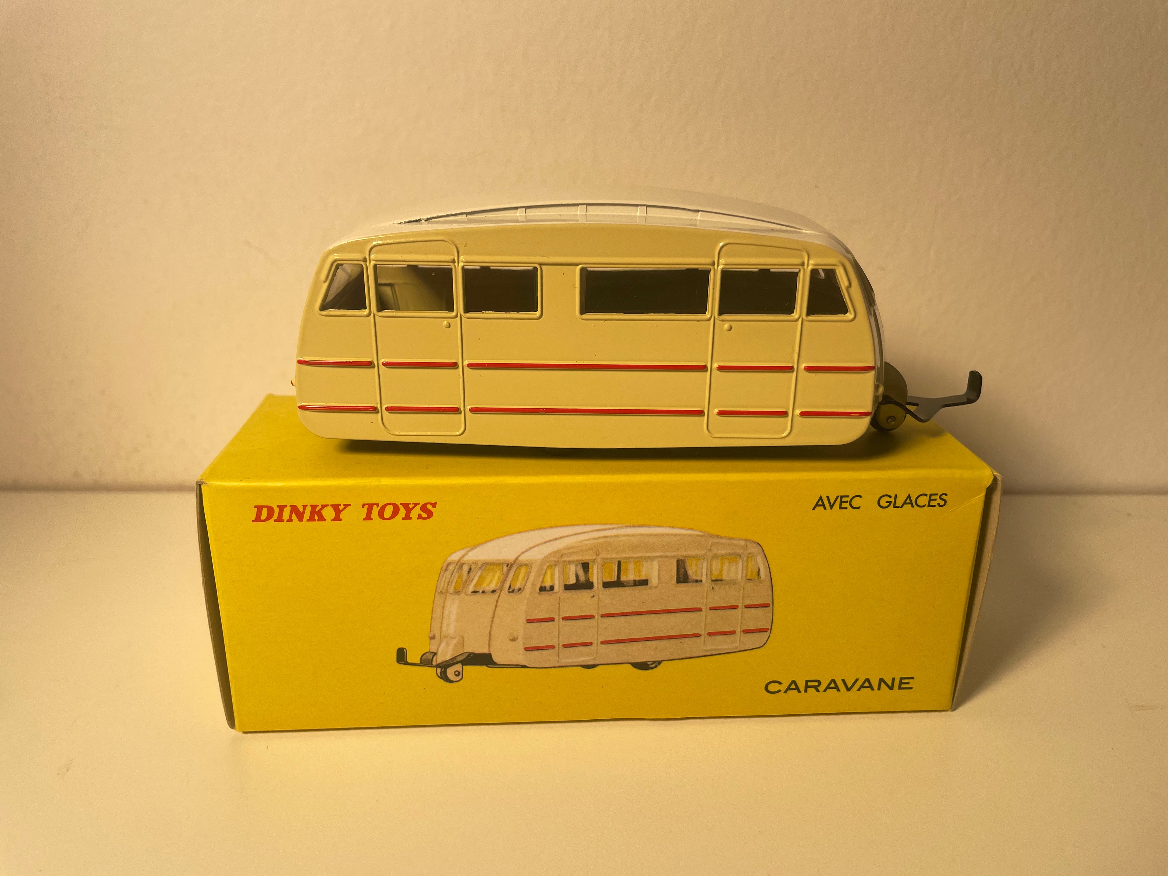 Caravane marron et toit blanc Dinky-Toys (éditions Atlas) - N°811