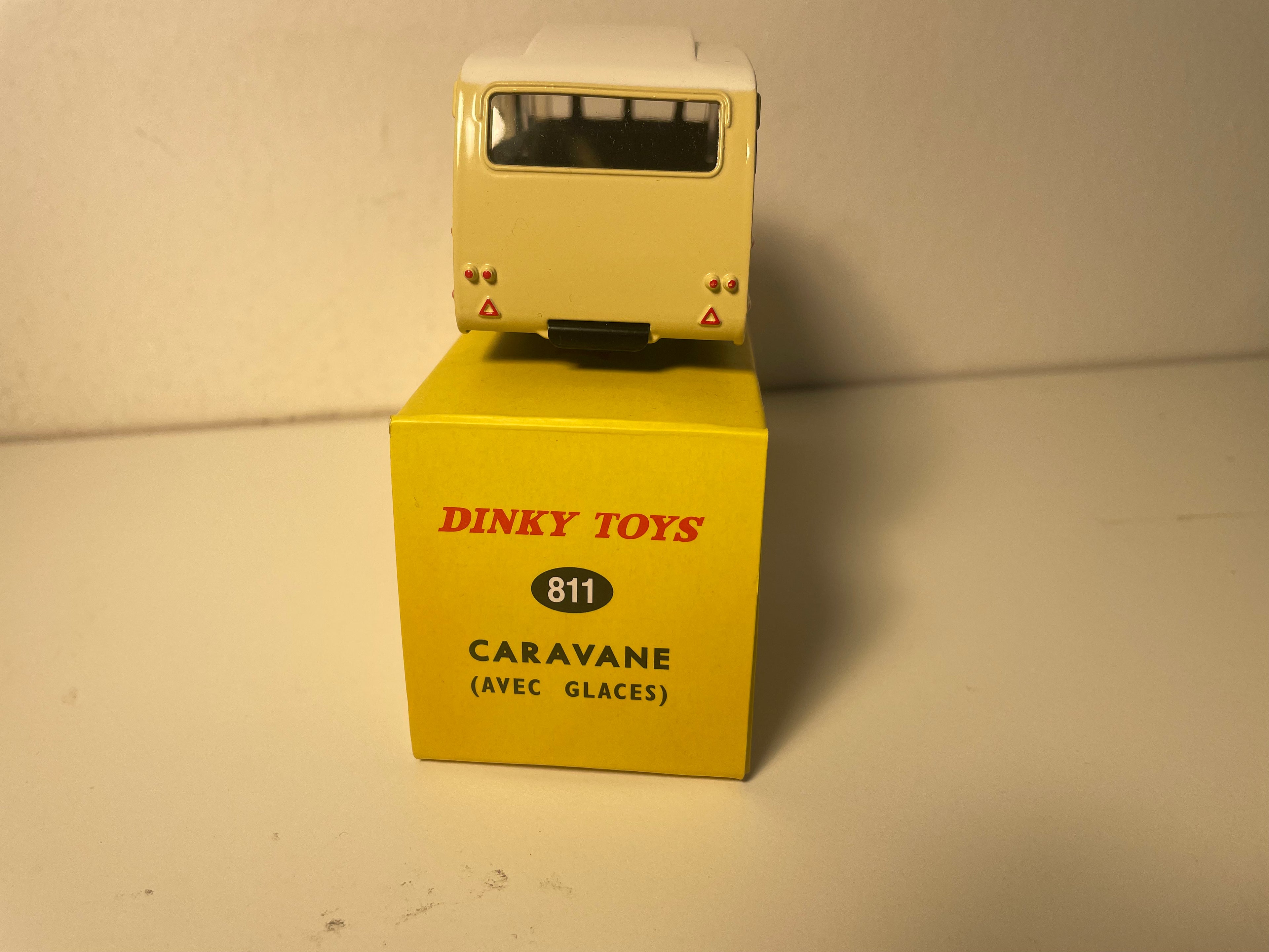 Caravane marron et toit blanc Dinky-Toys (éditions Atlas) - N°811