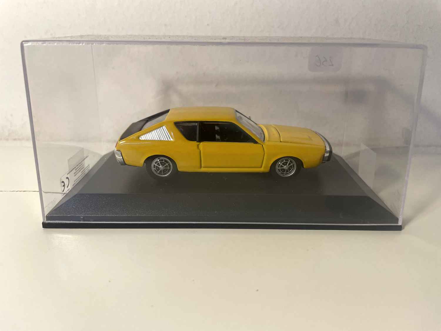 Renault 17 TS pomarańczowo-żółta z 1971 roku