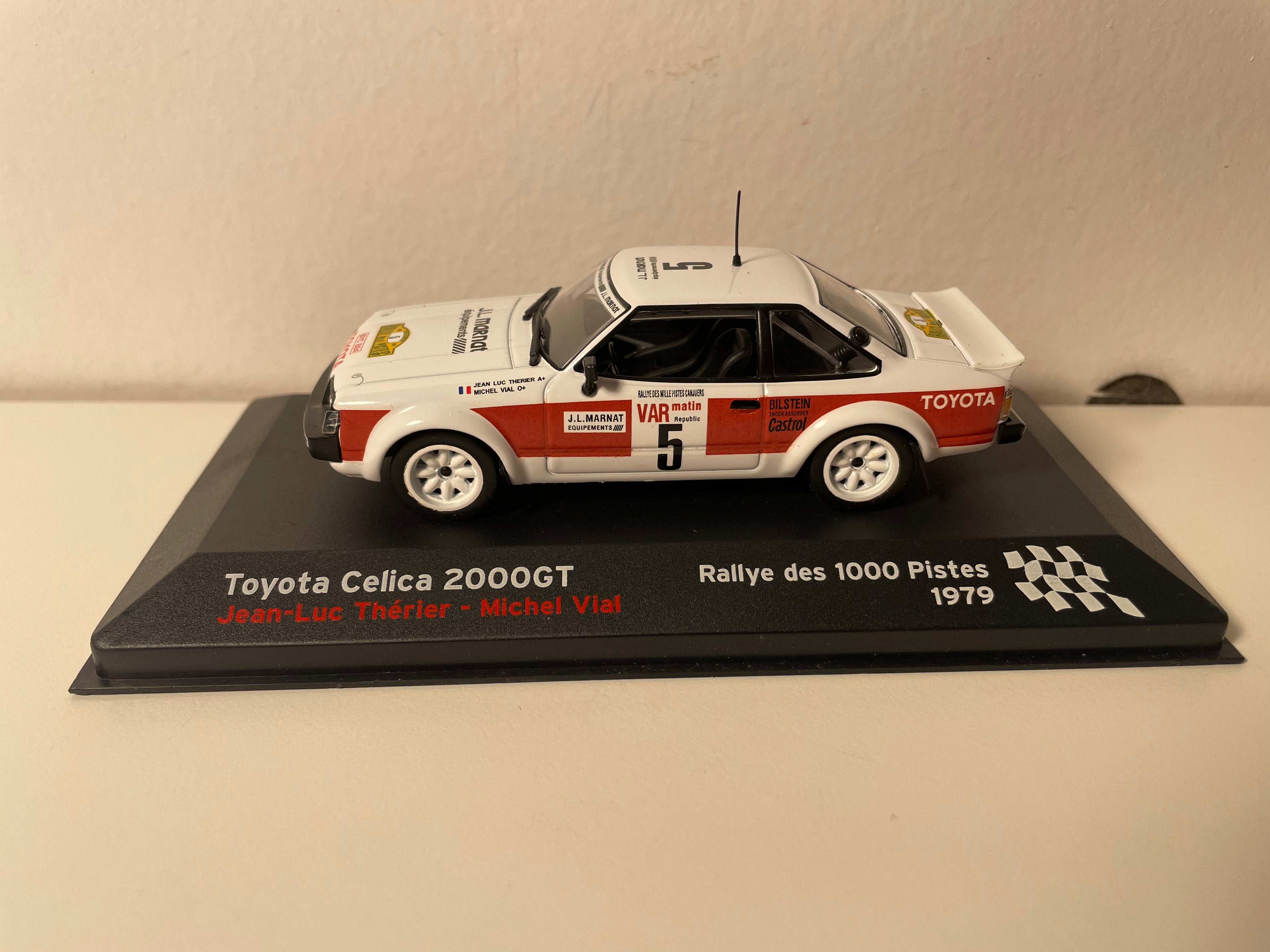 Toyota Célica 2000GT blanca y roja número 5 - rally de 1000 pistas 1979