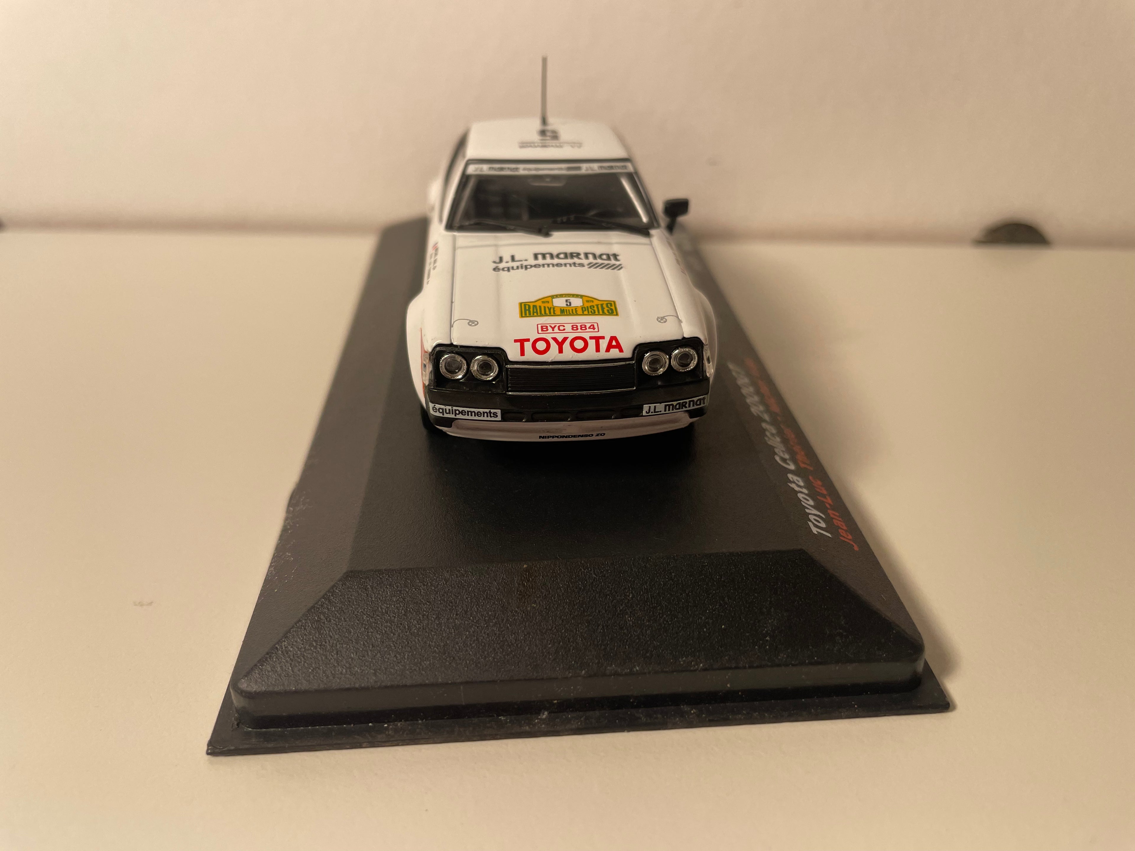Toyota Célica 2000GT blanca y roja número 5 - rally de 1000 pistas 1979