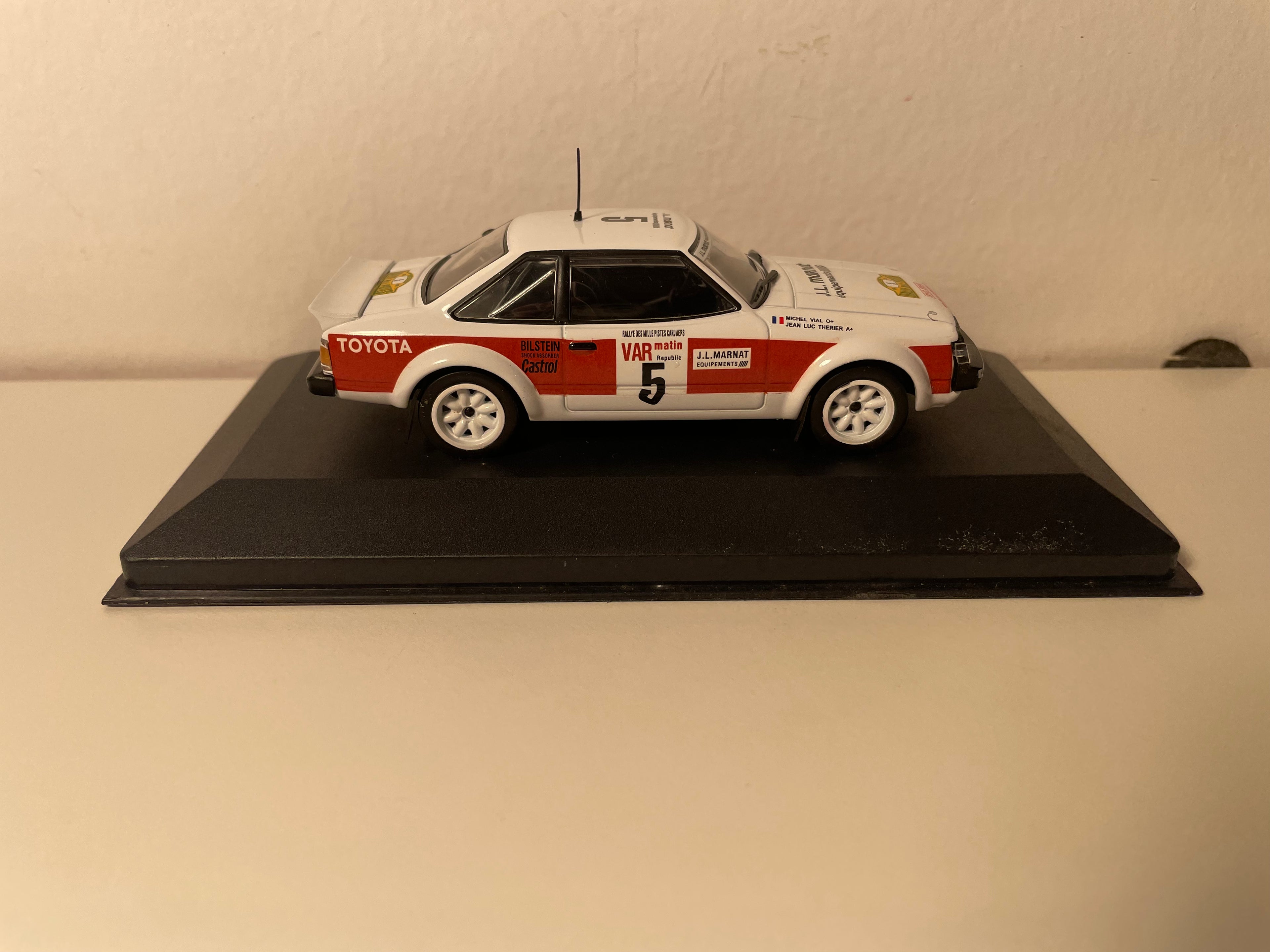 Toyota Célica 2000GT blanca y roja número 5 - rally de 1000 pistas 1979