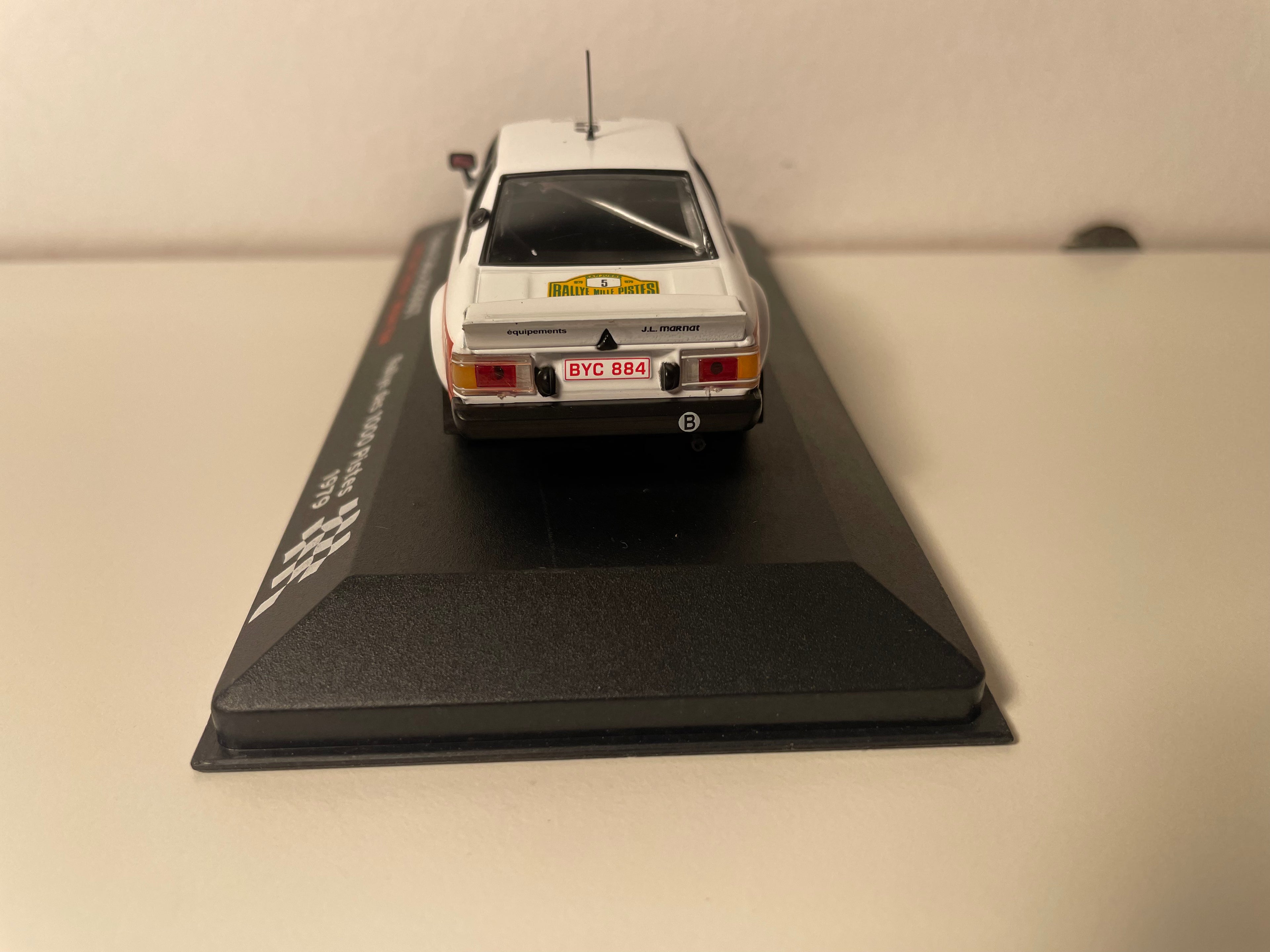 Toyota Célica 2000GT blanca y roja número 5 - rally de 1000 pistas 1979