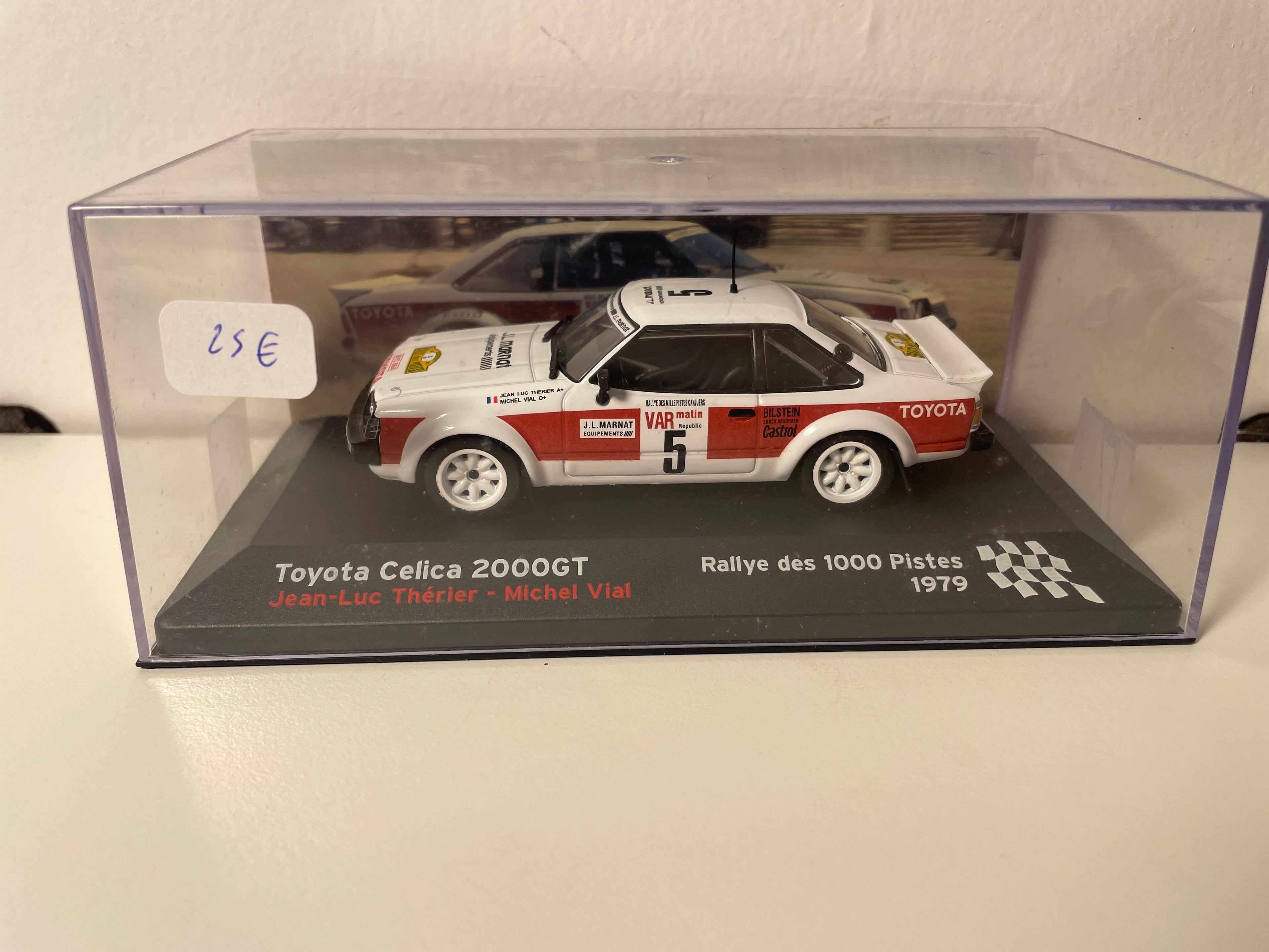 Toyota Célica 2000GT blanca y roja número 5 - rally de 1000 pistas 1979