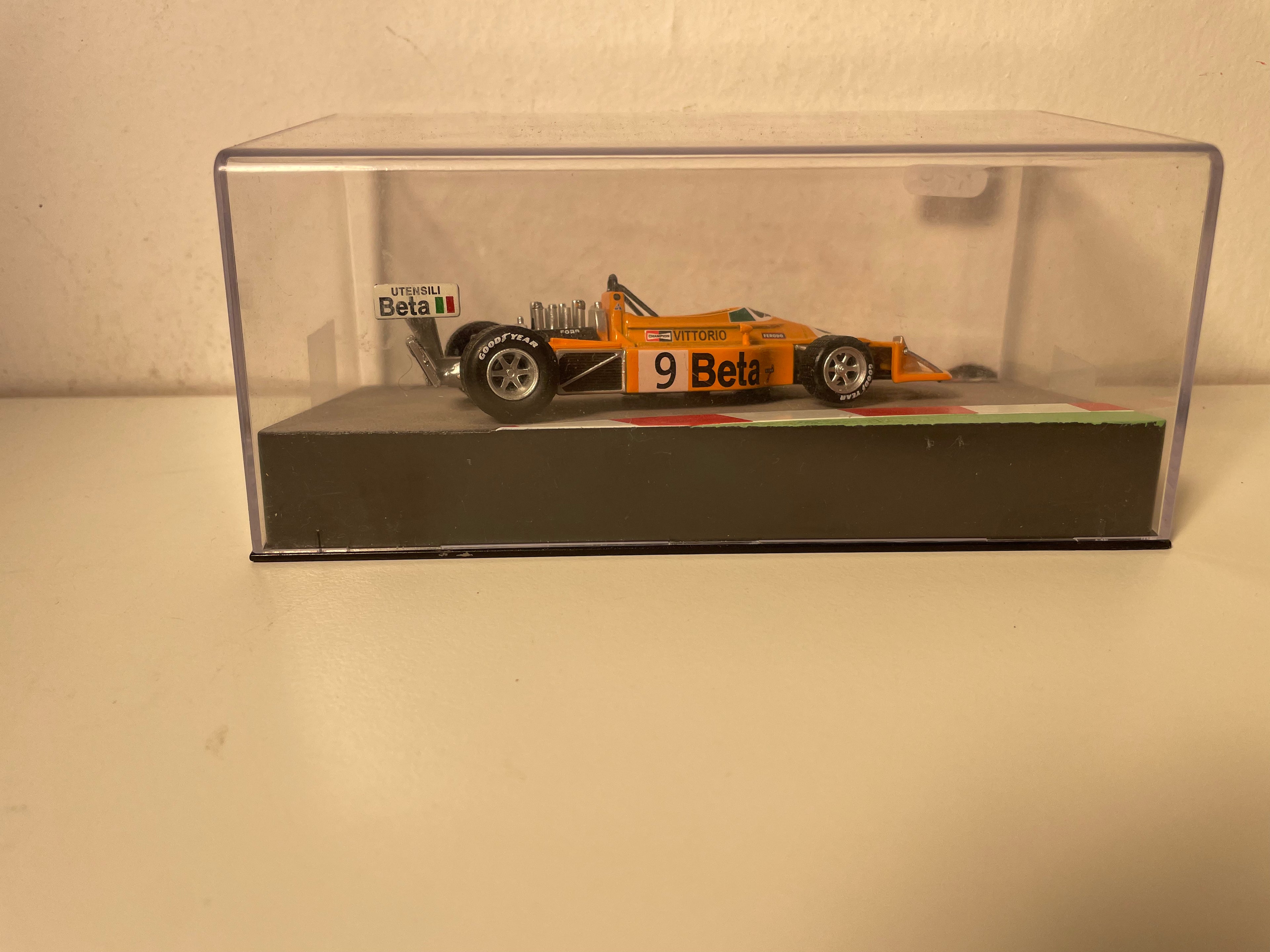 Maart 751 oranje nummer 9 (Formule 1) - Grand Prix van Oostenrijk 1975