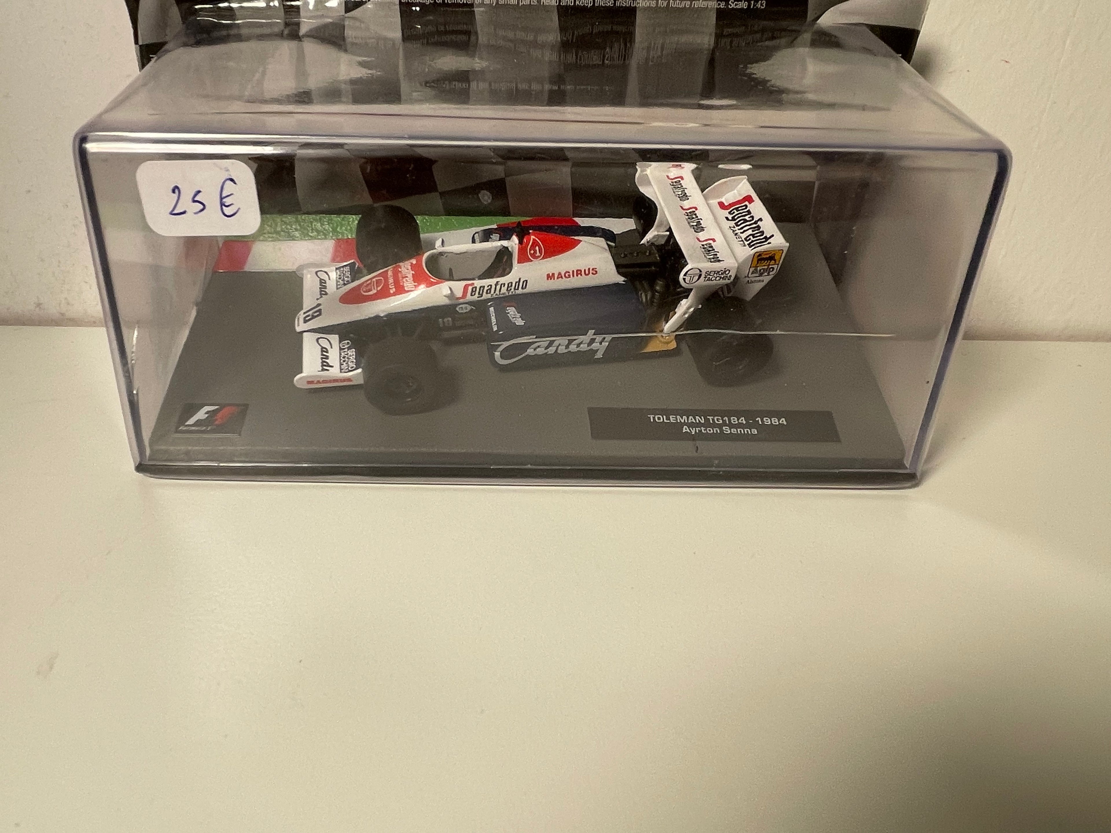 Toleman TG184 blanche, bleue et rouge numéro 19 de 1984 - Formule 1 (Ayrton Senna)