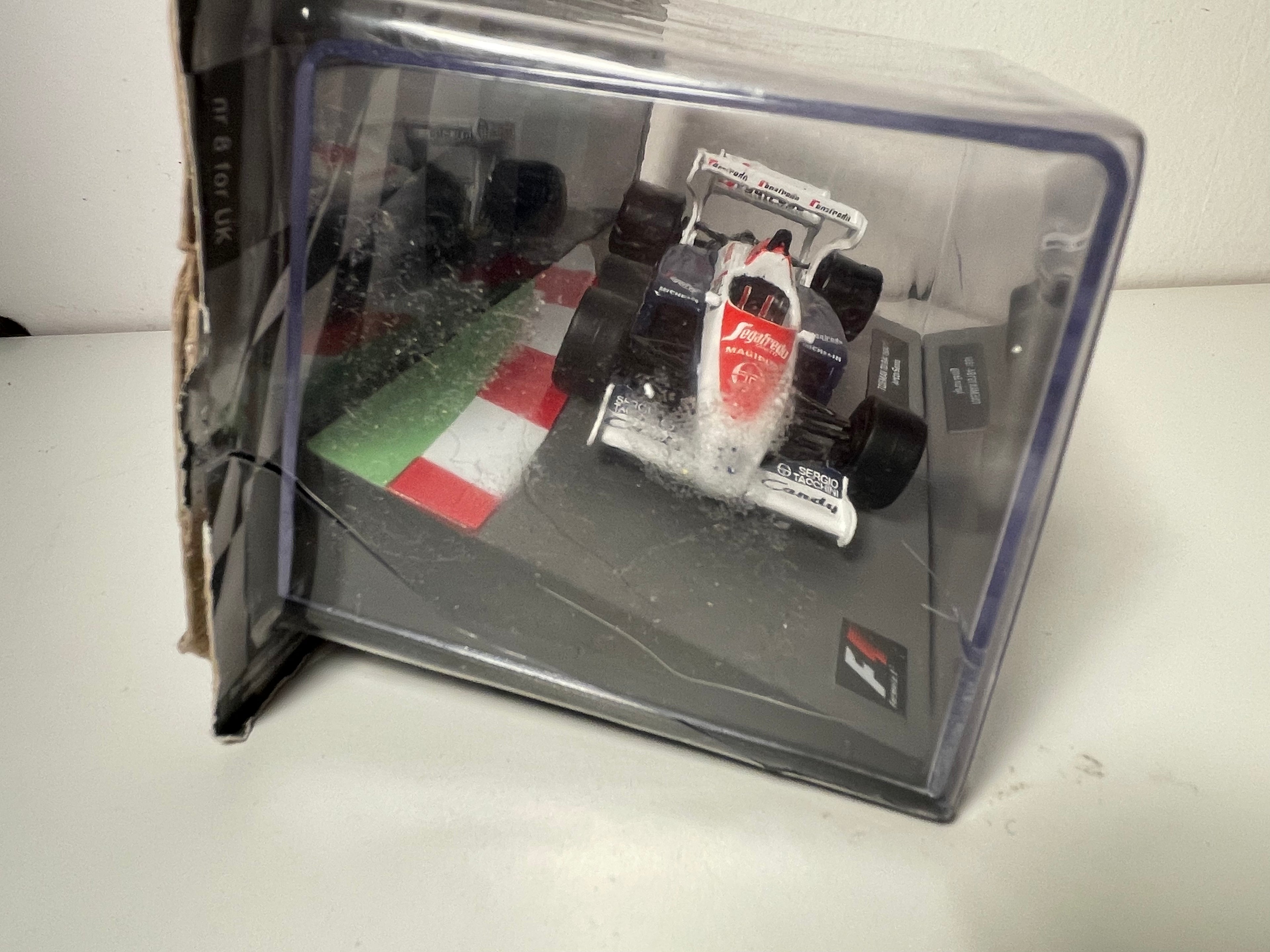 Toleman TG184 blanche, bleue et rouge numéro 19 de 1984 - Formule 1 (Ayrton Senna)