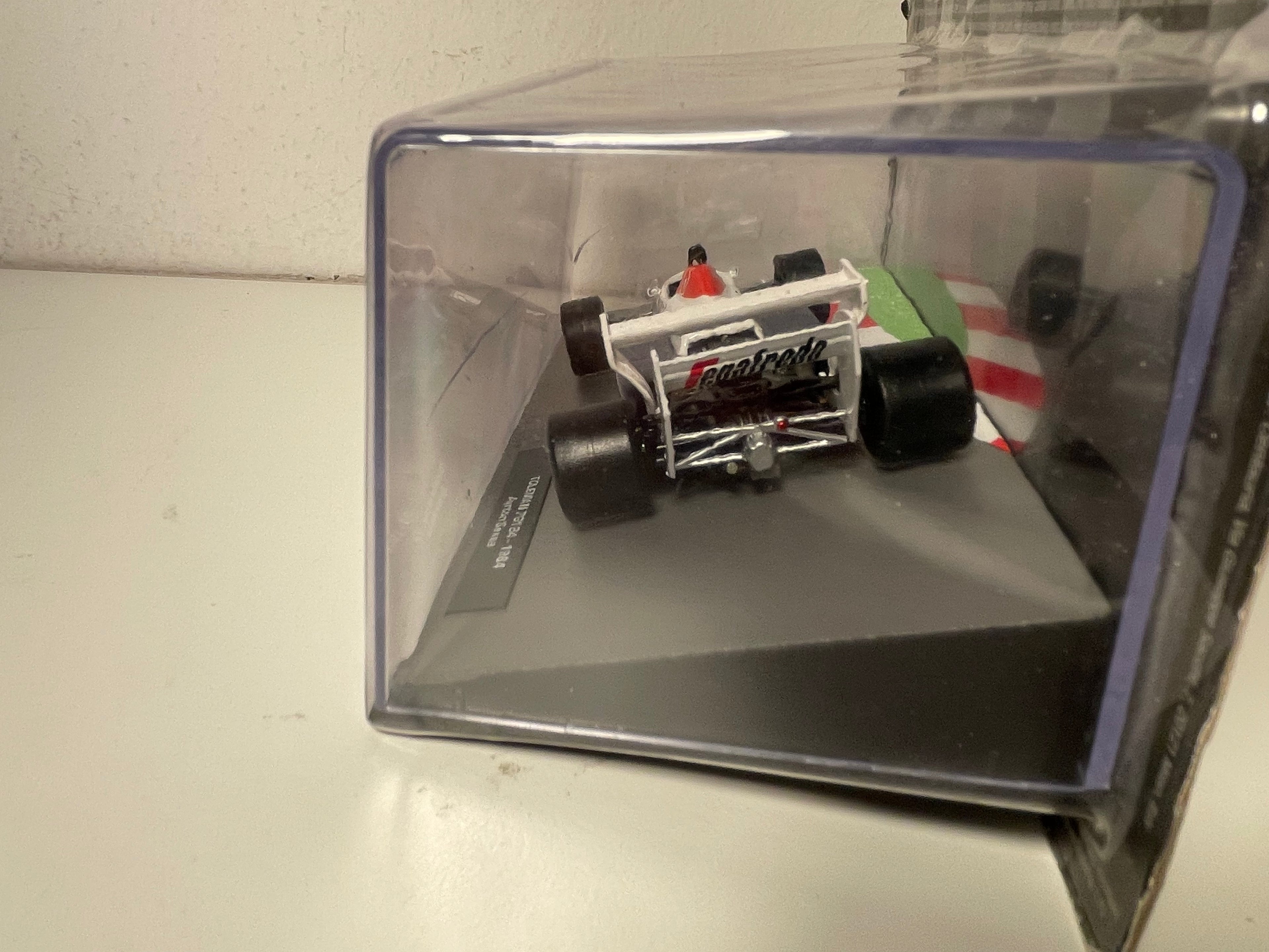 Toleman TG184 blanche, bleue et rouge numéro 19 de 1984 - Formule 1 (Ayrton Senna)