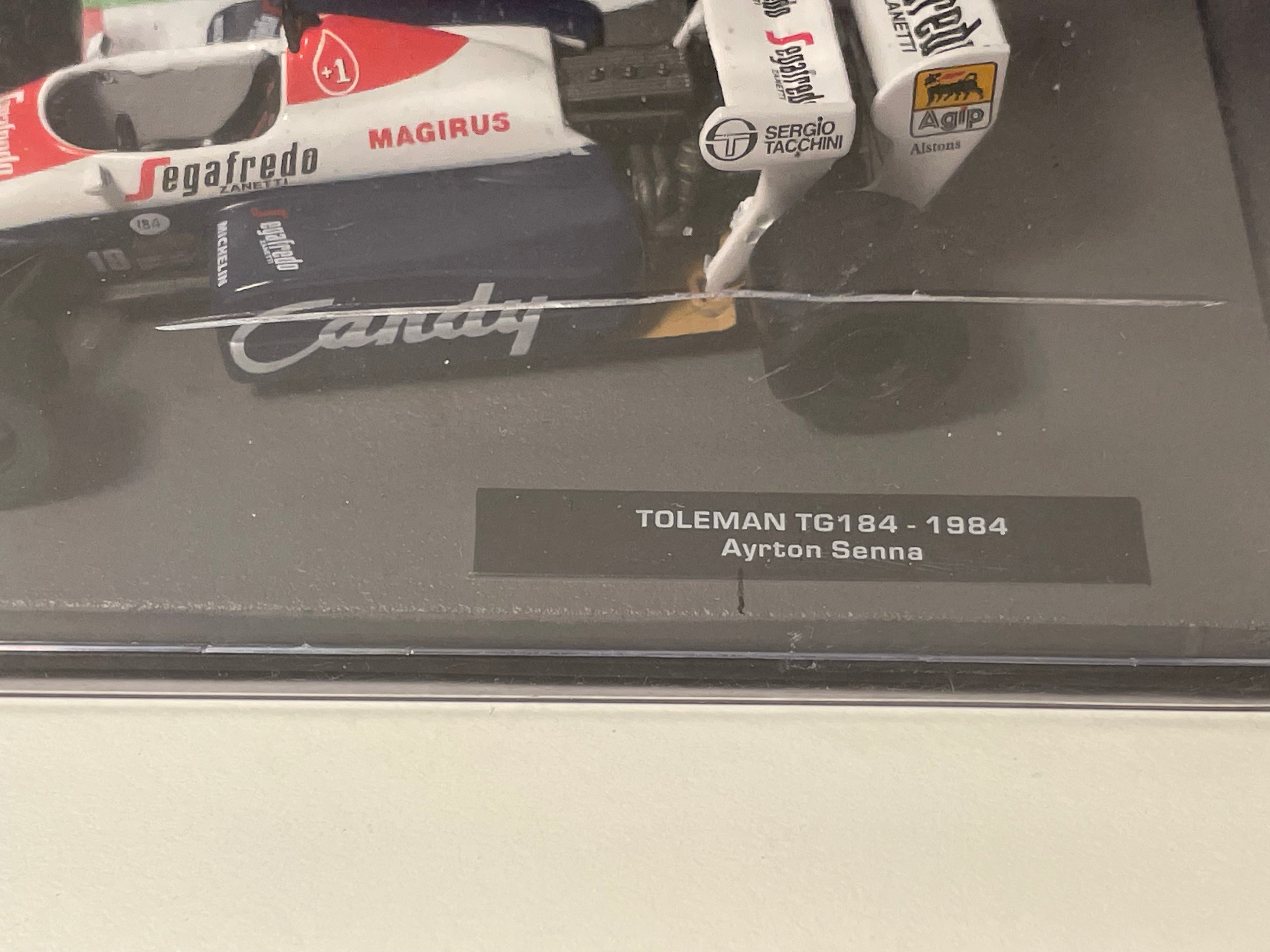 Toleman TG184 blanche, bleue et rouge numéro 19 de 1984 - Formule 1 (Ayrton Senna)
