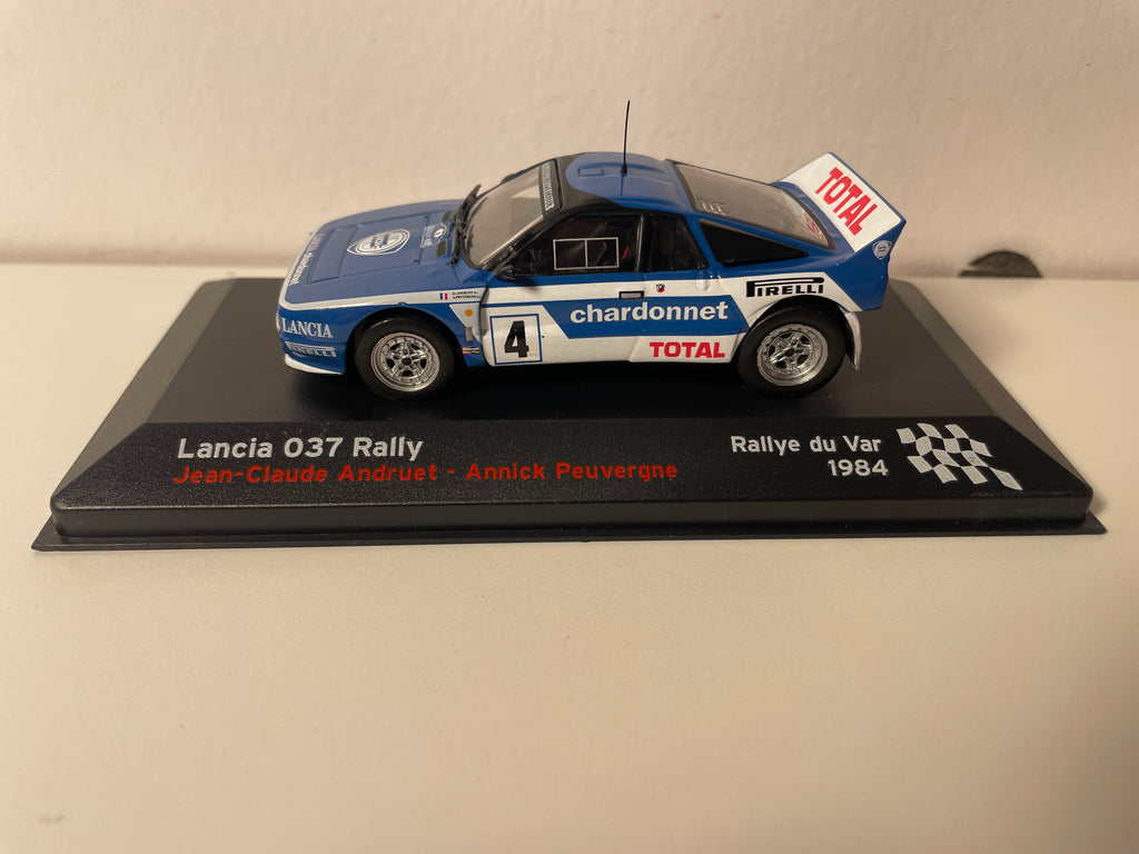 Lancia 037 Rally niebiesko-biała numer 4 - rallye du Var 1984