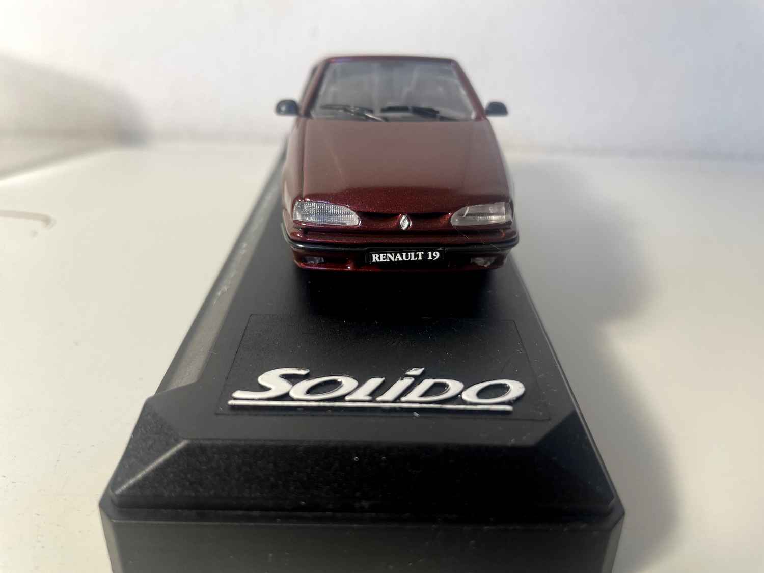 Renault 19 cabriolet bordowy - Solido (pudełko kartonowe fioletowe)