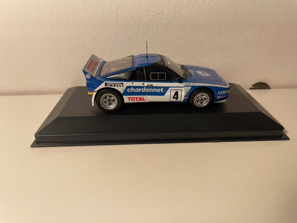 Lancia 037 Rally niebiesko-biała numer 4 - rallye du Var 1984