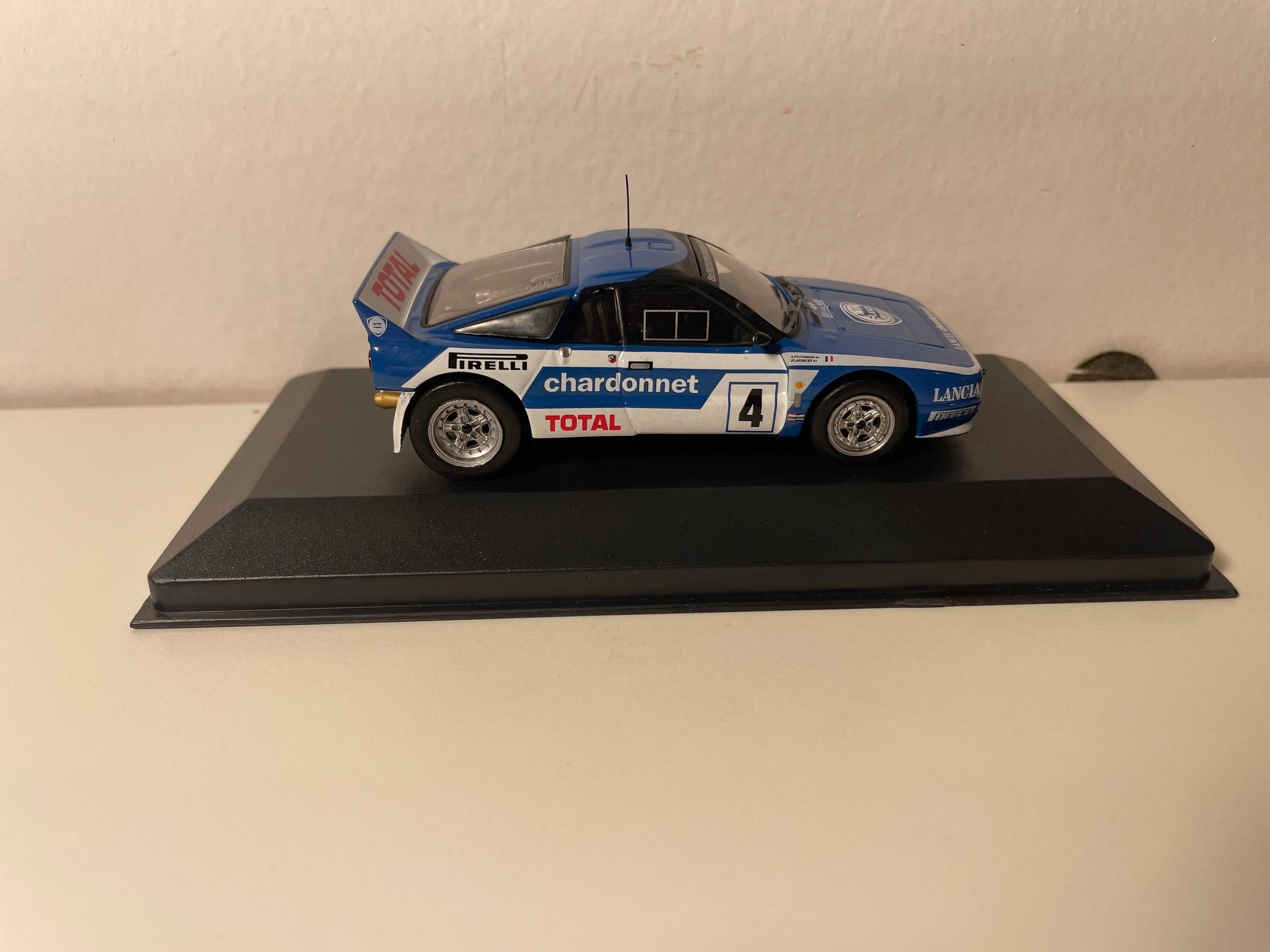 Lancia 037 Rally niebiesko-biała numer 4 - rallye du Var 1984