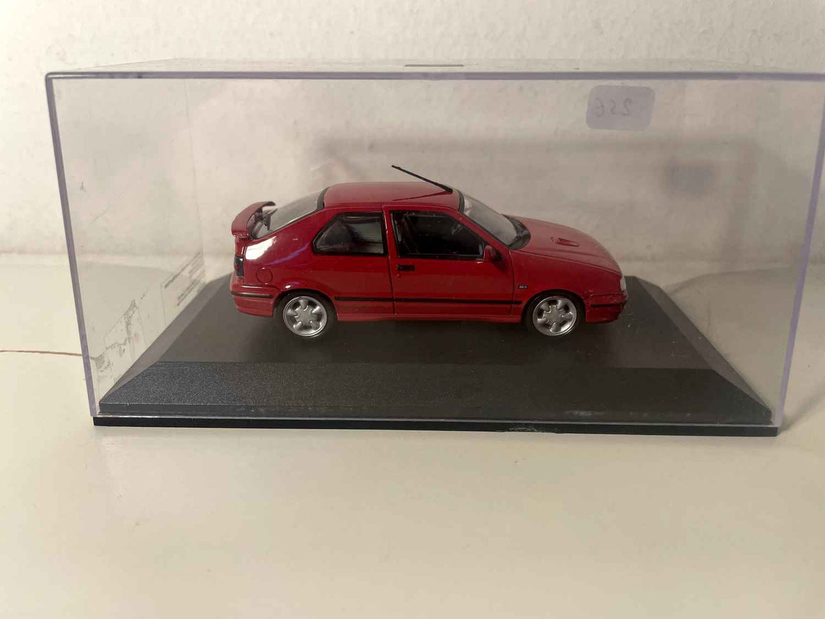 Renault 19 16S rossa del 1992