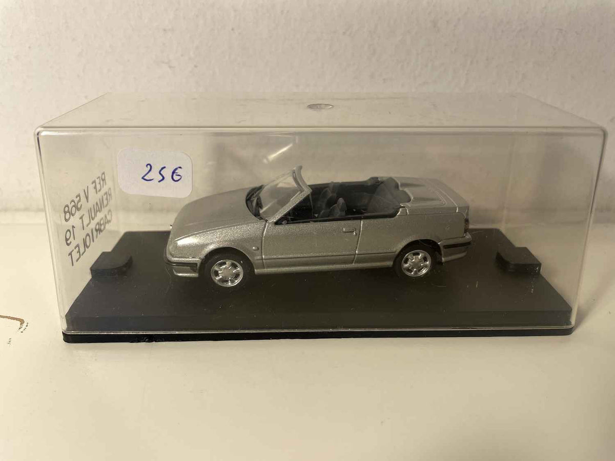 Renault 19 cabriolet gris (Kollektioun vun aussergewéinlechen Miniaturewëllzuchungen Réf. V 568)