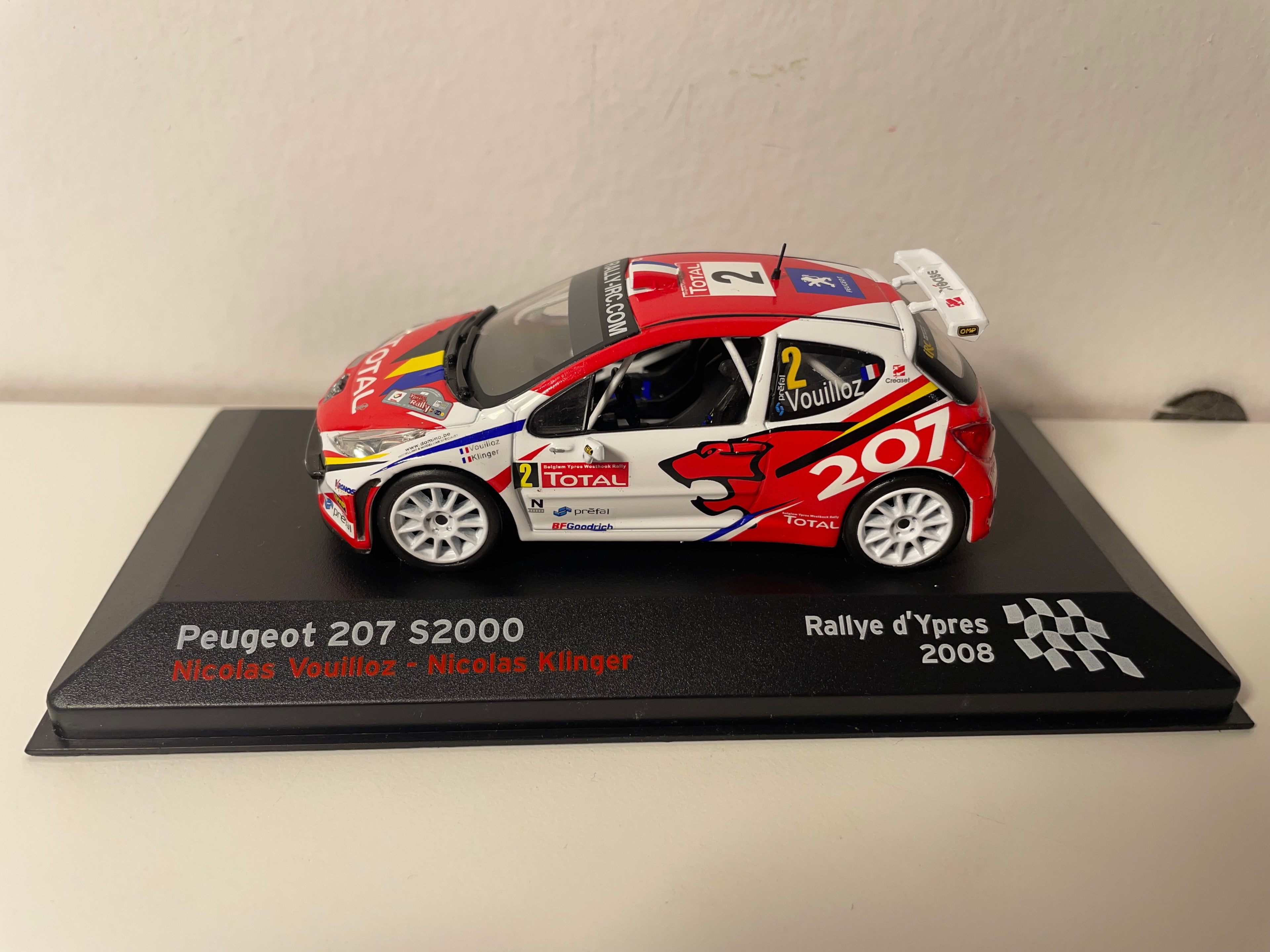 Peugeot 207 S2000 wäiss an rout Nummer 2 - Rallye vum Ypres 2008