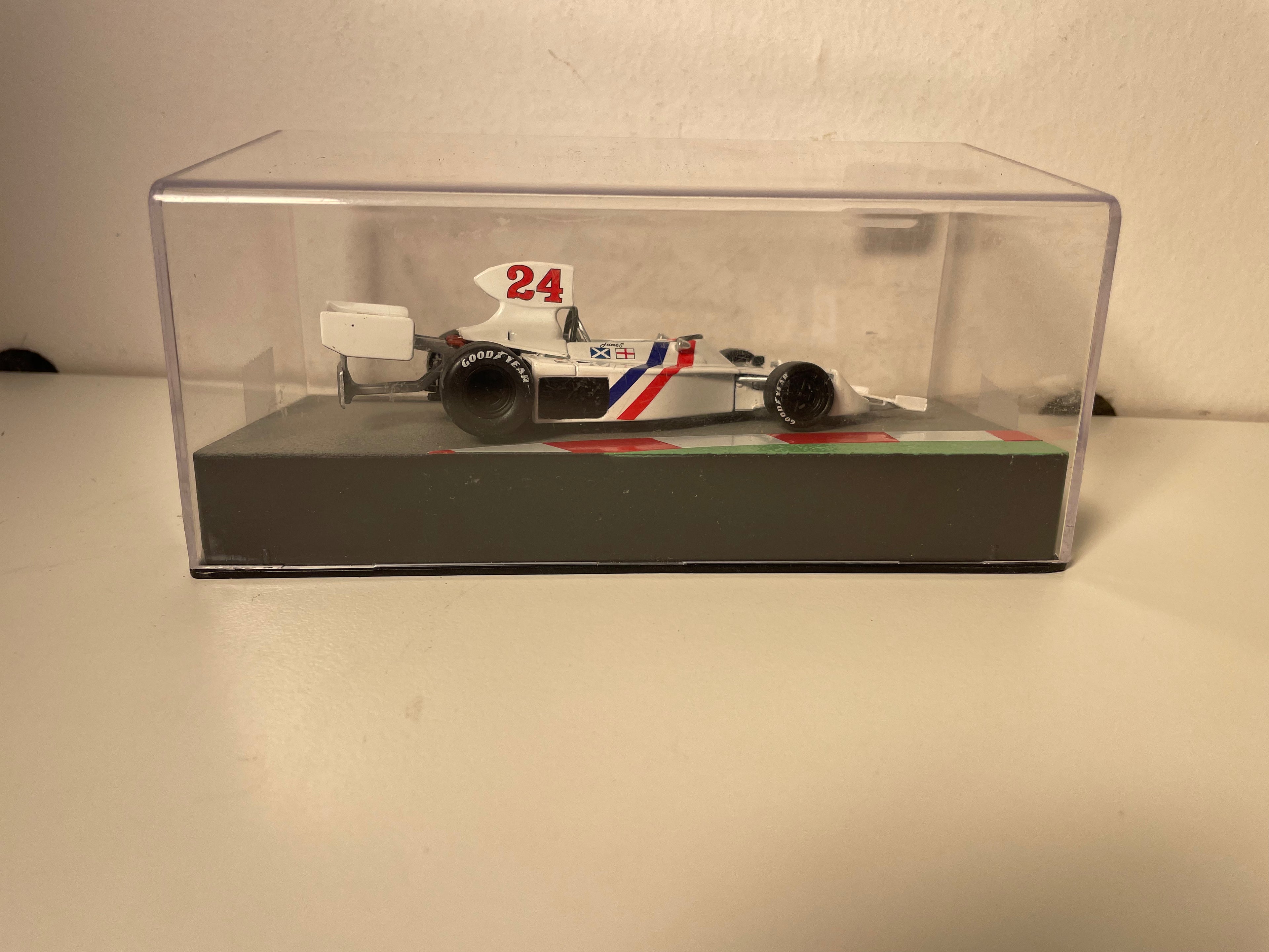 Hesketh 308B blanco número 24 de 1975 (Fórmula 1)