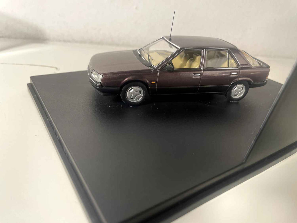 Renault 25 Phase 1 de 1986 mauve foncée/marron? (coffret boite rectangle) - IXO