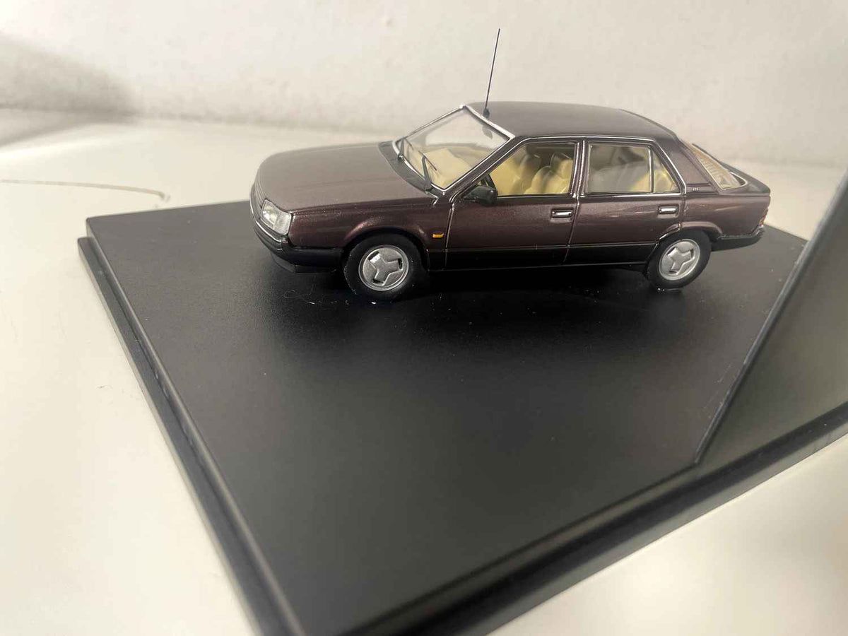 Renault 25 Phase 1 de 1986 mauve foncée/marron? (coffret boite rectangle) - IXO