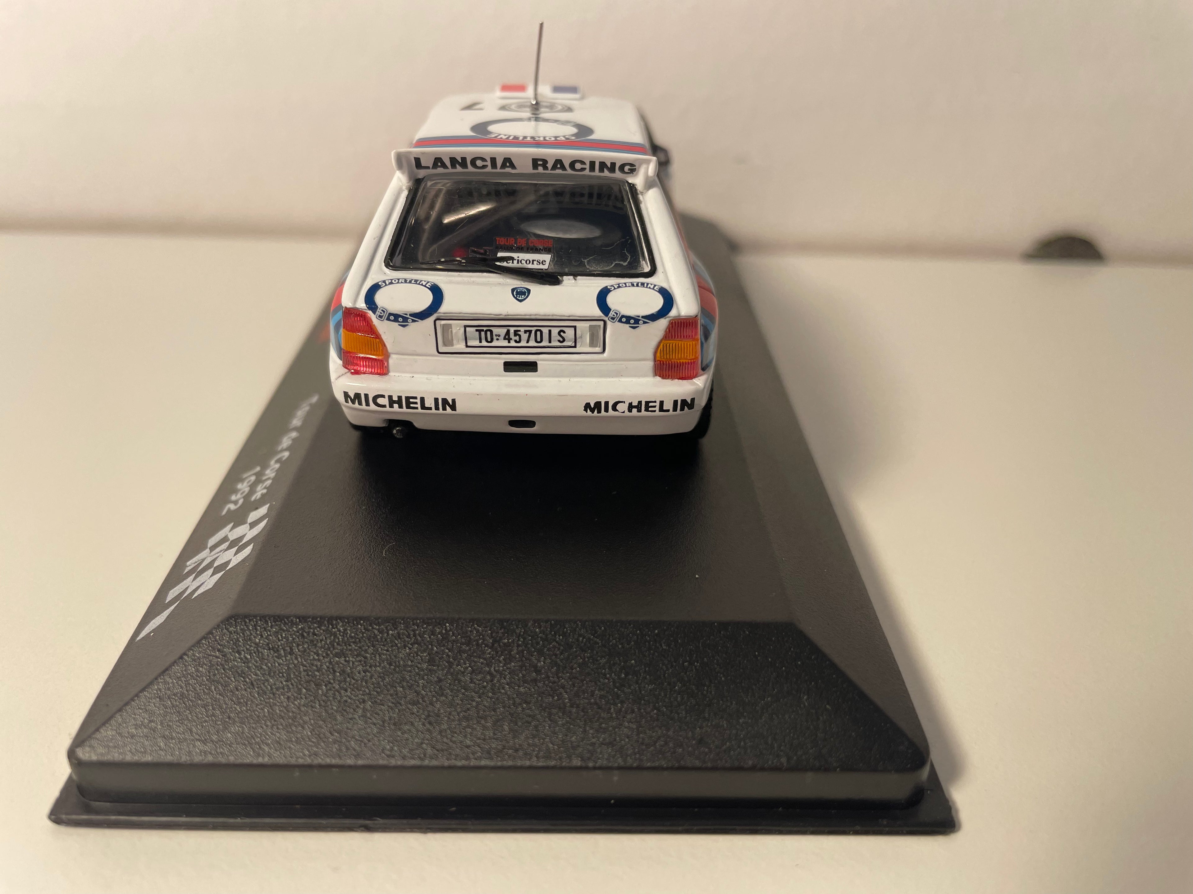 Lancia Delta Integrale biała, czerwona i niebieska numer 7 - Tour de Corse 1992