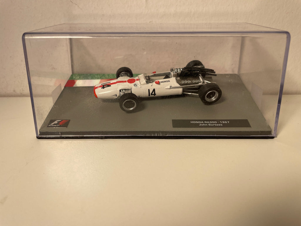 Honda RA300 wäiss a rout Nummer 14 vu 1967 - Formel 1