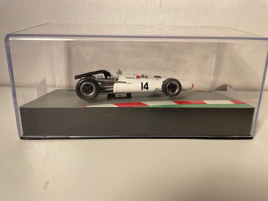 Honda RA300 wäiss a rout Nummer 14 vu 1967 - Formel 1