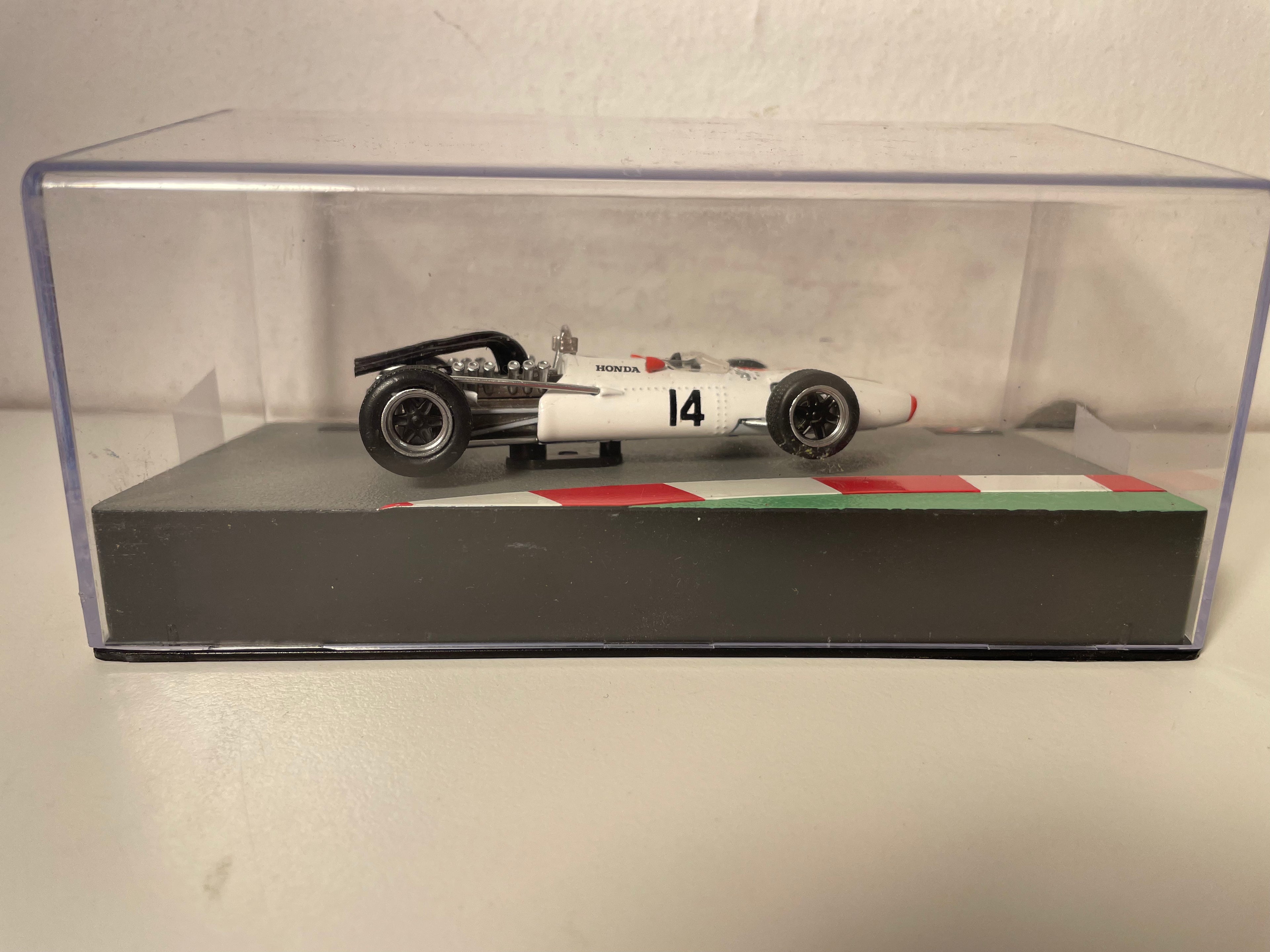 Honda RA300 wäiss a rout Nummer 14 vu 1967 - Formel 1