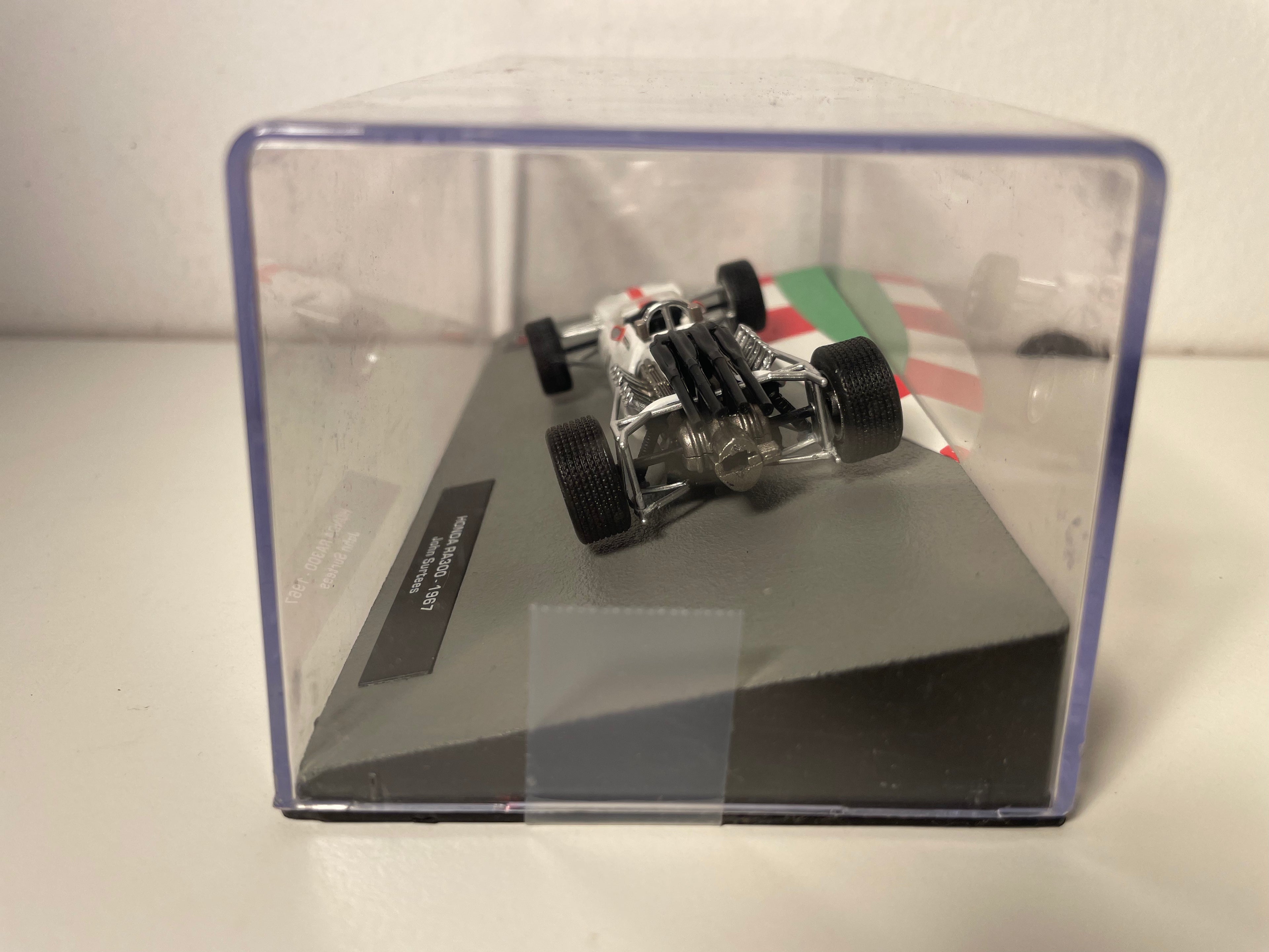 Honda RA300 wäiss a rout Nummer 14 vu 1967 - Formel 1