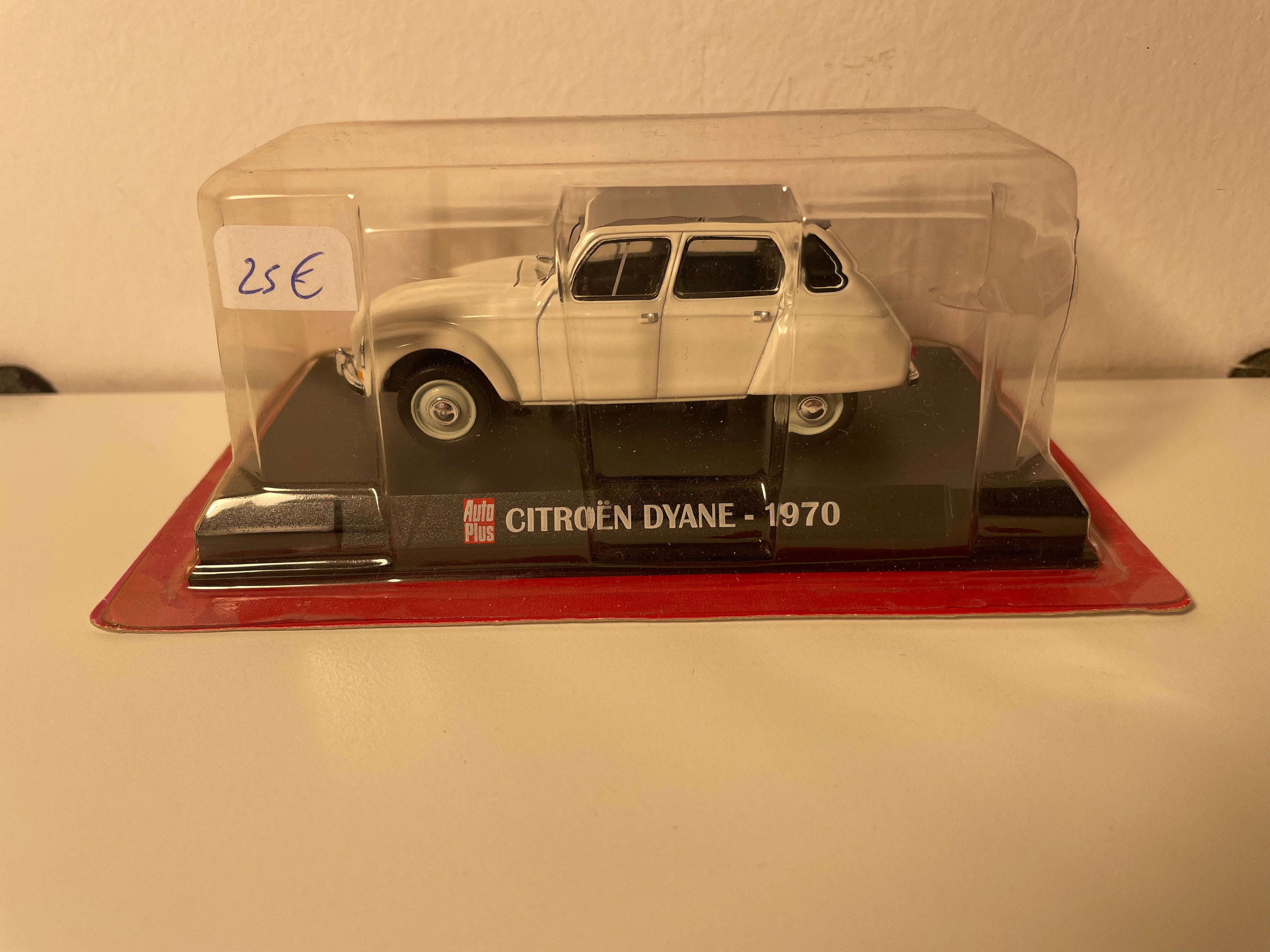 Citroën Dyane wäiss mat gréissem DACH vun 1970 - Auto Plus