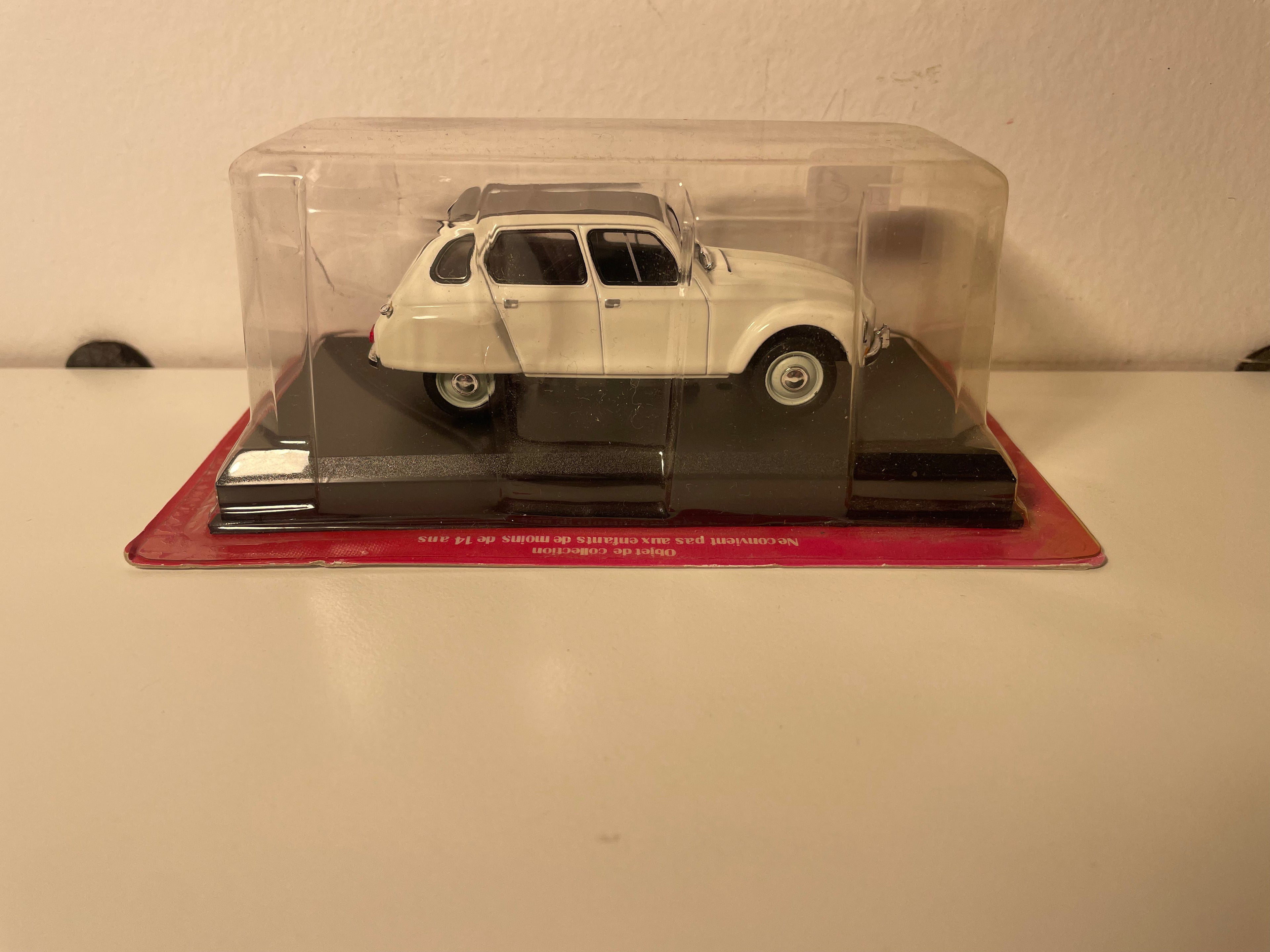 Citroën Dyane wäiss mat gréissem DACH vun 1970 - Auto Plus
