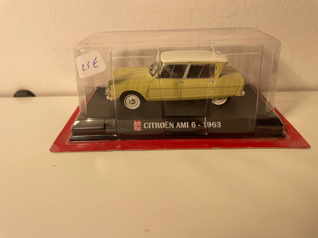 Citroën Ami 6 lichtgroen met wit dak uit 1963 - Auto Plus
