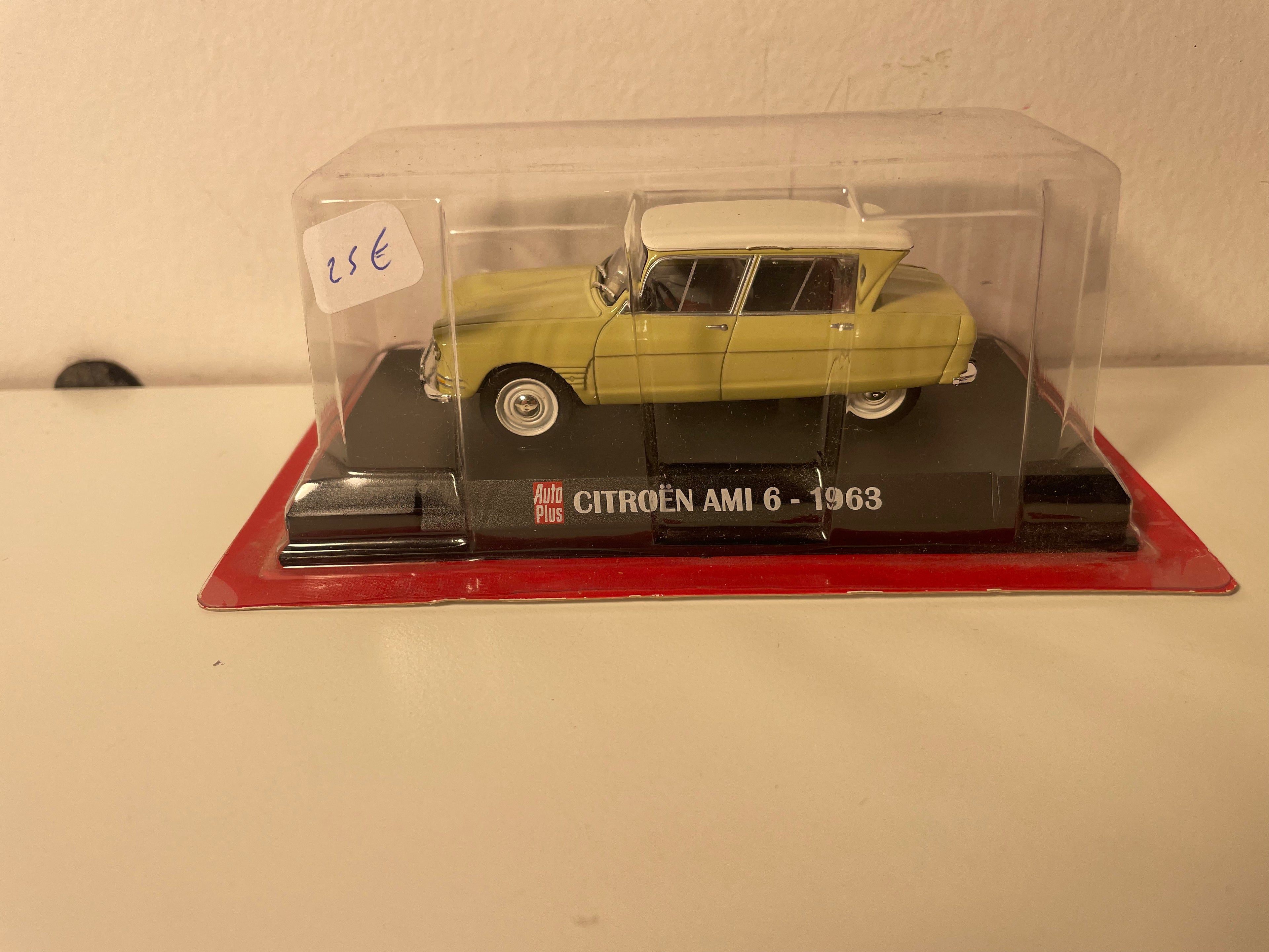 Citroën Ami 6 lichtgroen met wit dak uit 1963 - Auto Plus