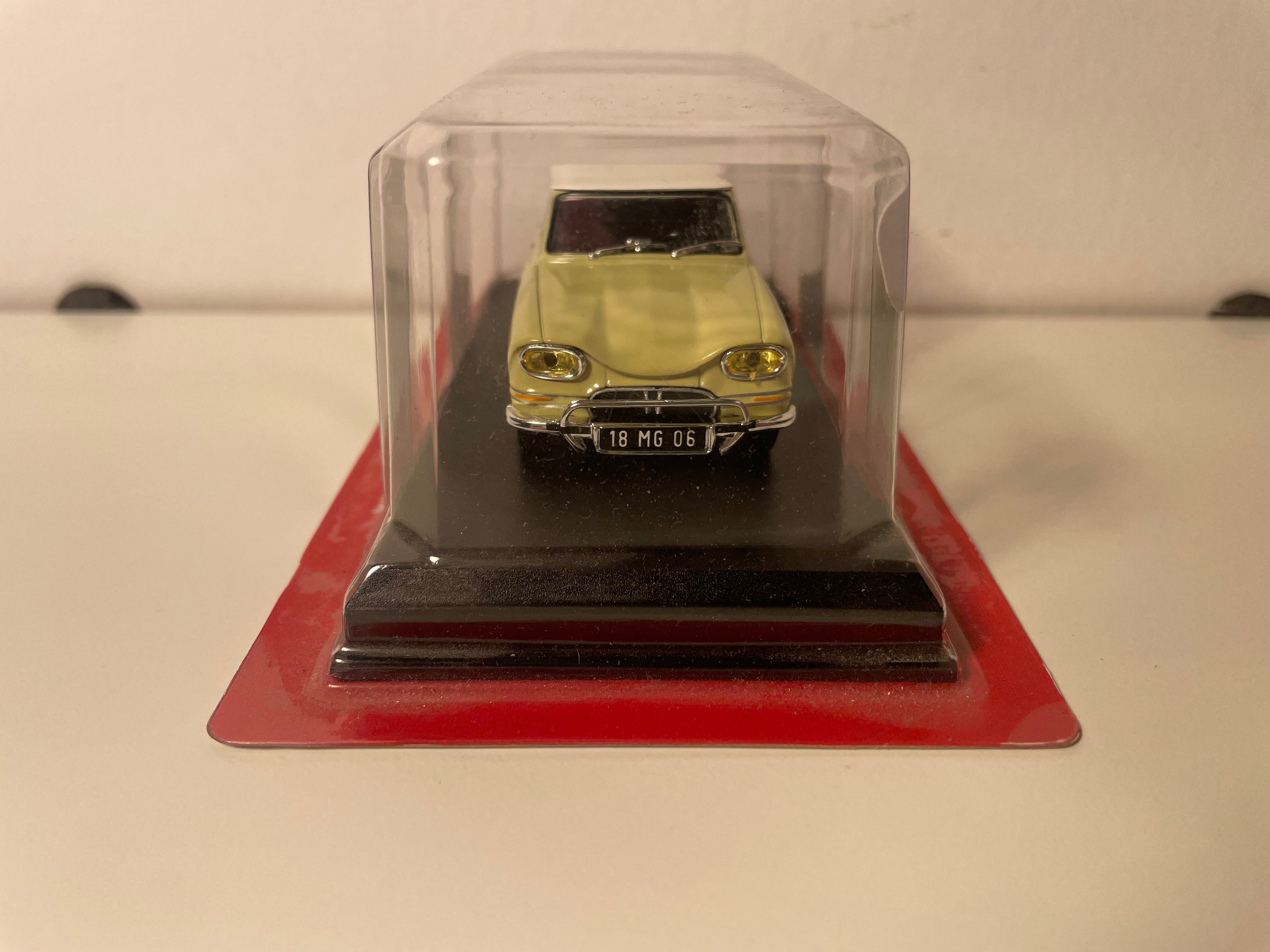 Citroën Ami 6 lichtgroen met wit dak uit 1963 - Auto Plus