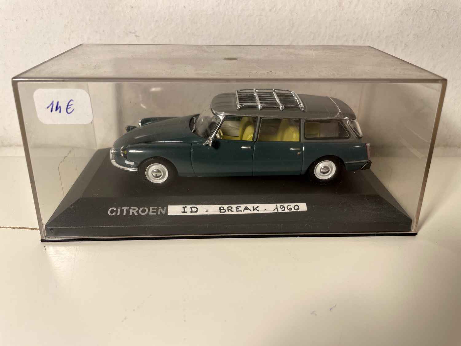 Citroën ID Kombi an donkelgréng mat groem Daach an Daachträger vun 1960 (Plexiglaskëscht)