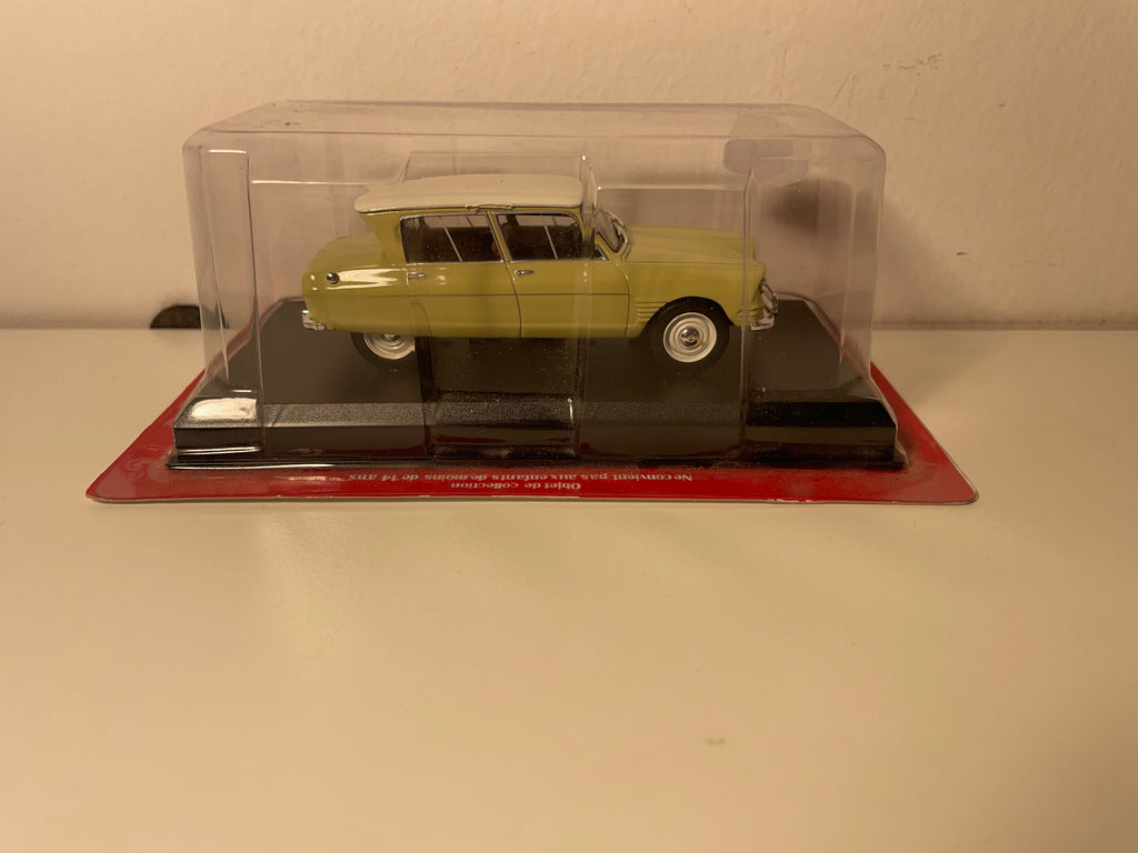 Citroën Ami 6 lichtgroen met wit dak uit 1963 - Auto Plus