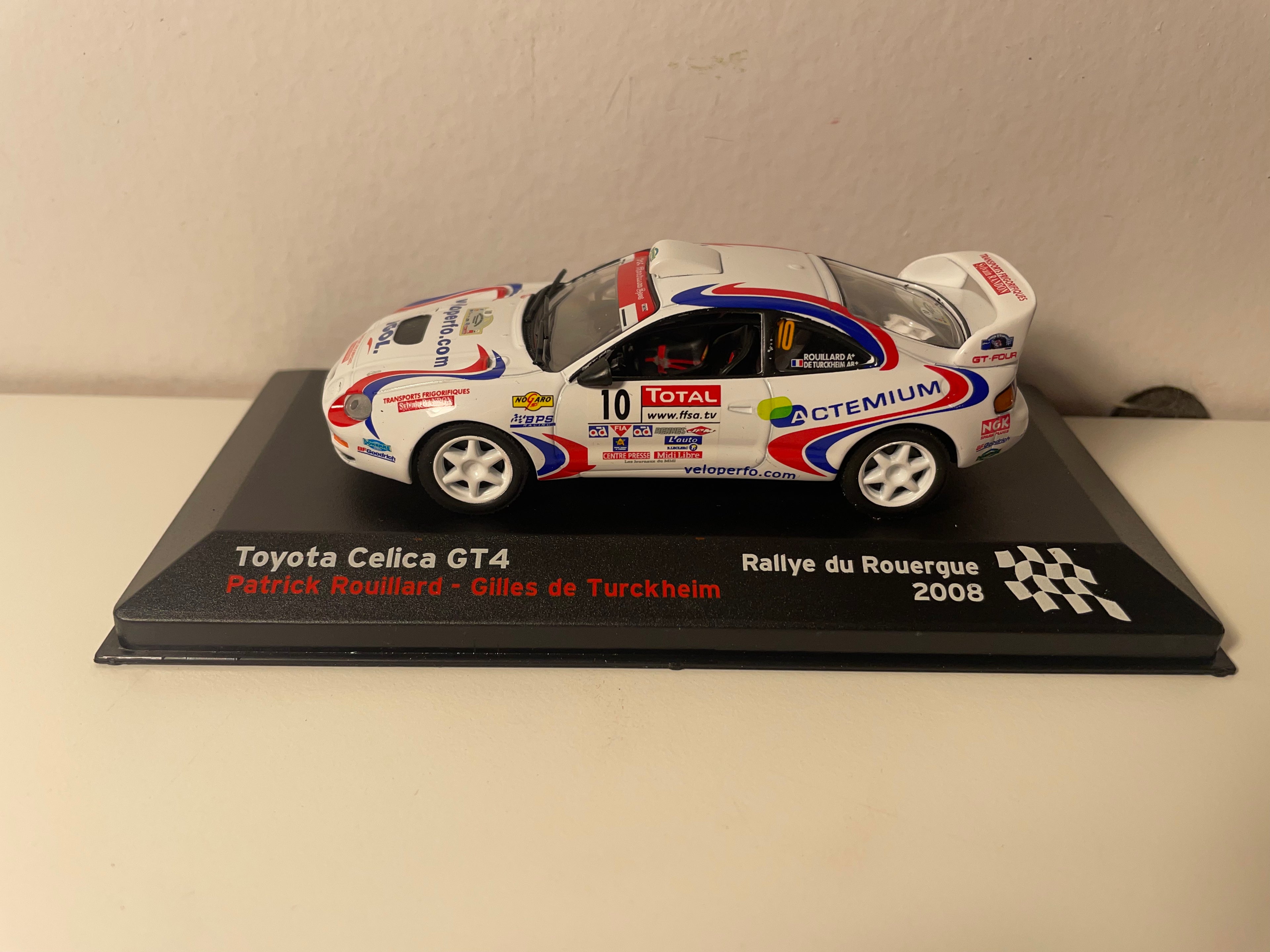 Toyota Célica GT4 blanca, azul y roja número 10 - rallye de Rouergue 2008