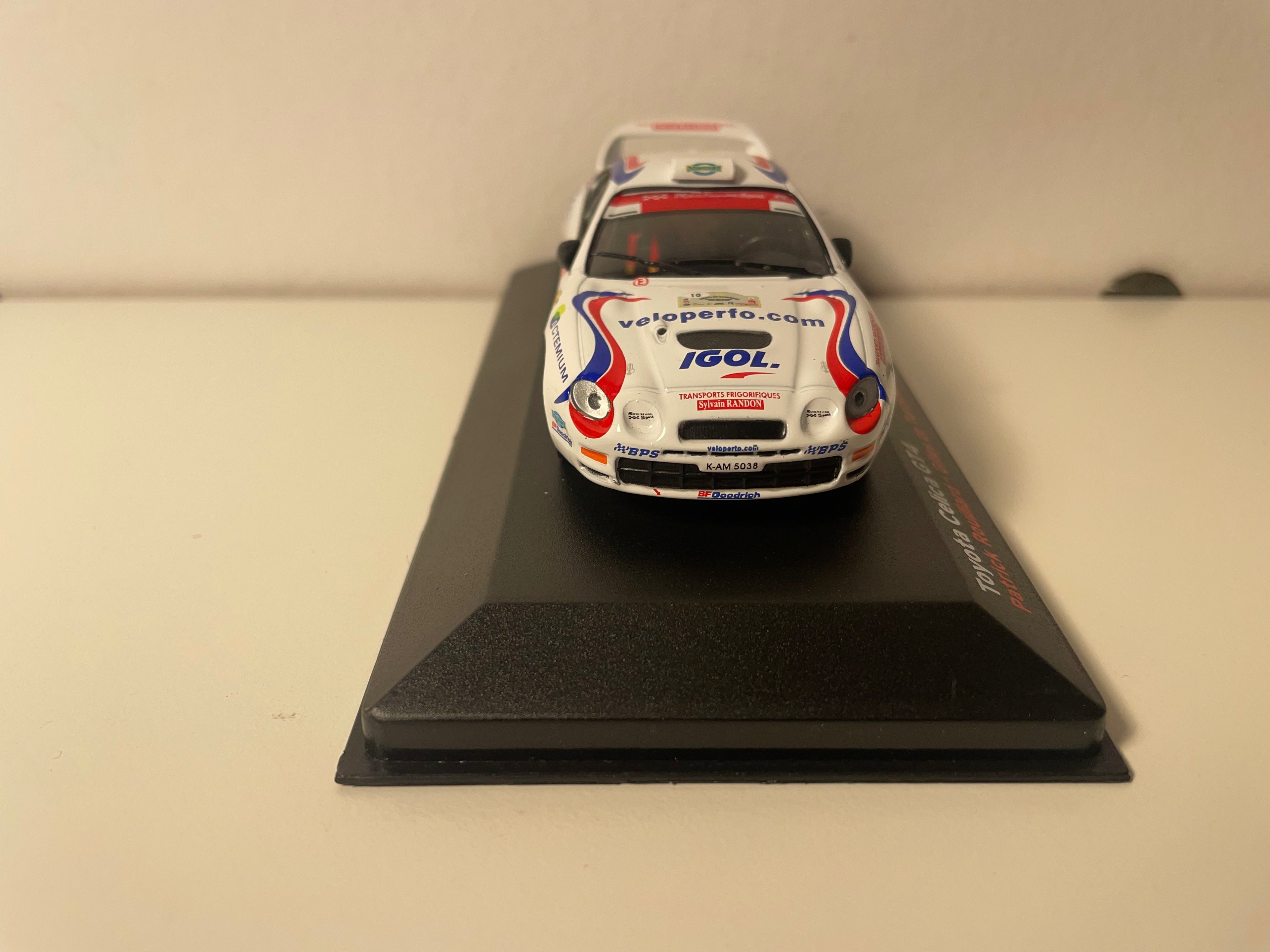 Toyota Célica GT4 blanca, azul y roja número 10 - rallye de Rouergue 2008