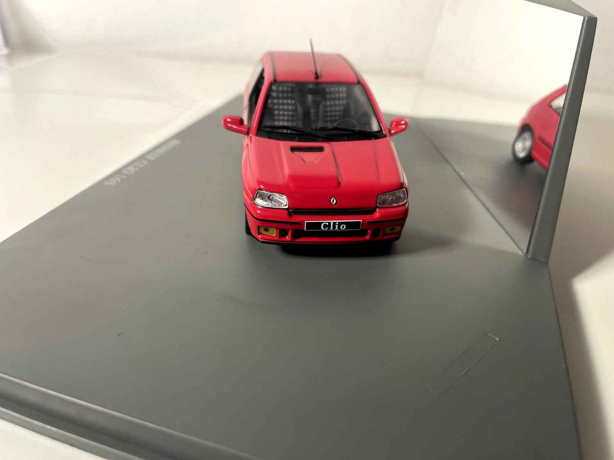 Renault Clio 16S rossa (scatola rettangolare) - Universal Hobbies