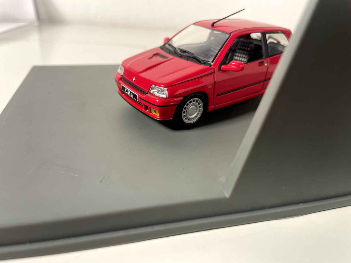 Renault Clio 16S rossa (scatola rettangolare) - Universal Hobbies