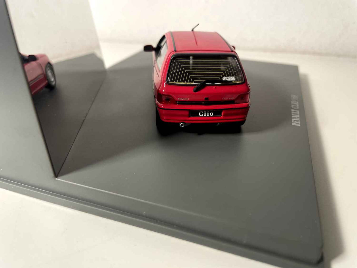 Renault Clio 16S rossa (scatola rettangolare) - Universal Hobbies
