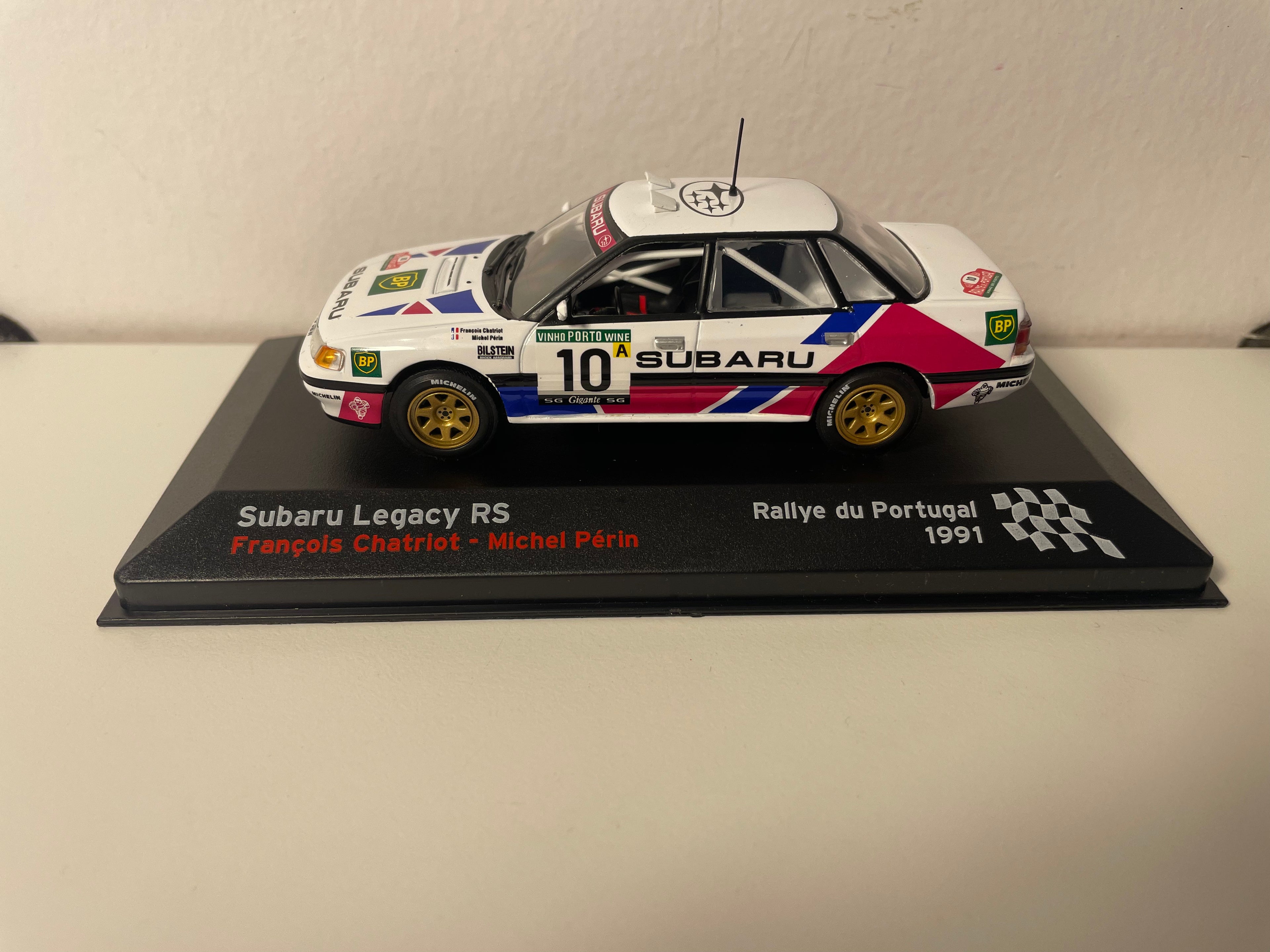 Subaru Legacy RS w kolorach białym, niebieskim i czerwonym numer 10 - Rajd Portugalii 1991