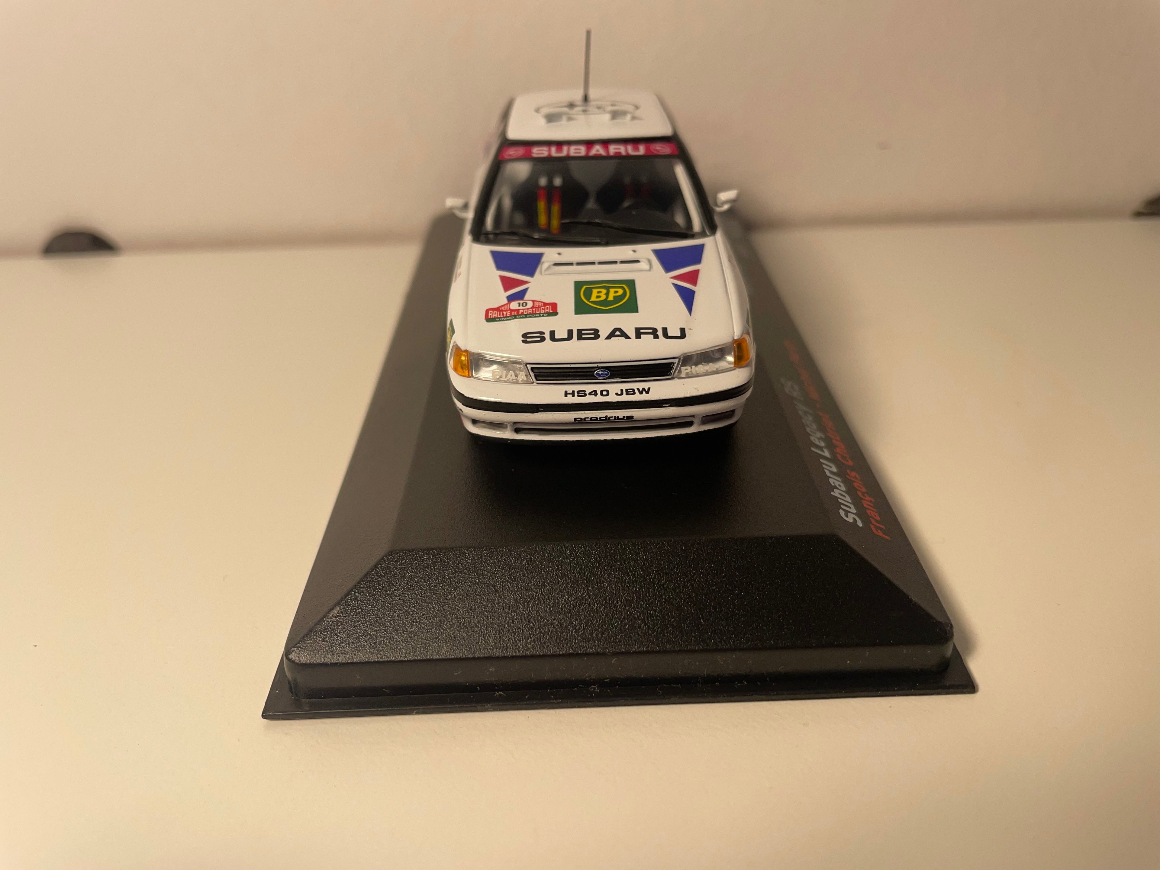 Subaru Legacy RS w kolorach białym, niebieskim i czerwonym numer 10 - Rajd Portugalii 1991