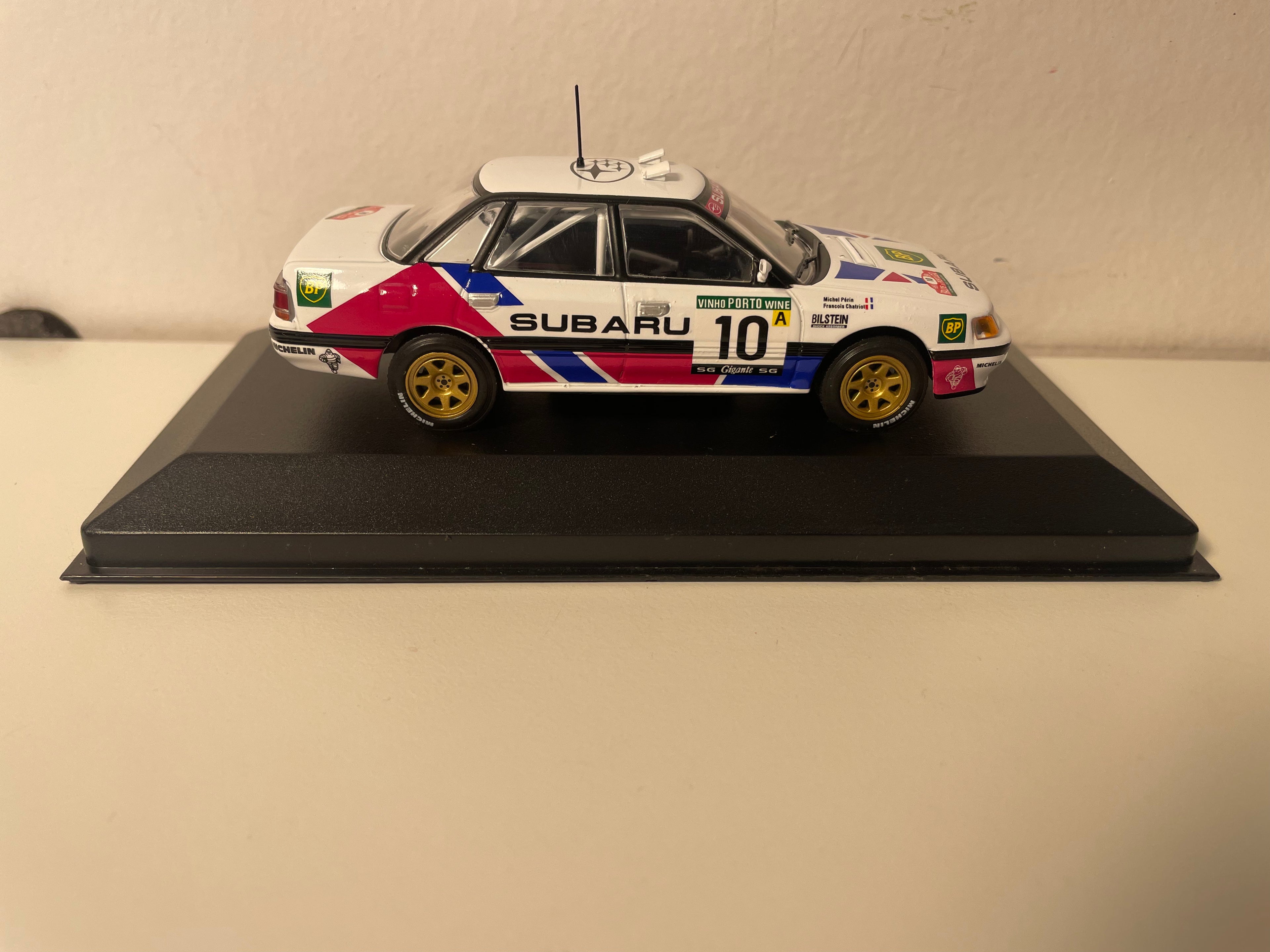 Subaru Legacy RS w kolorach białym, niebieskim i czerwonym numer 10 - Rajd Portugalii 1991